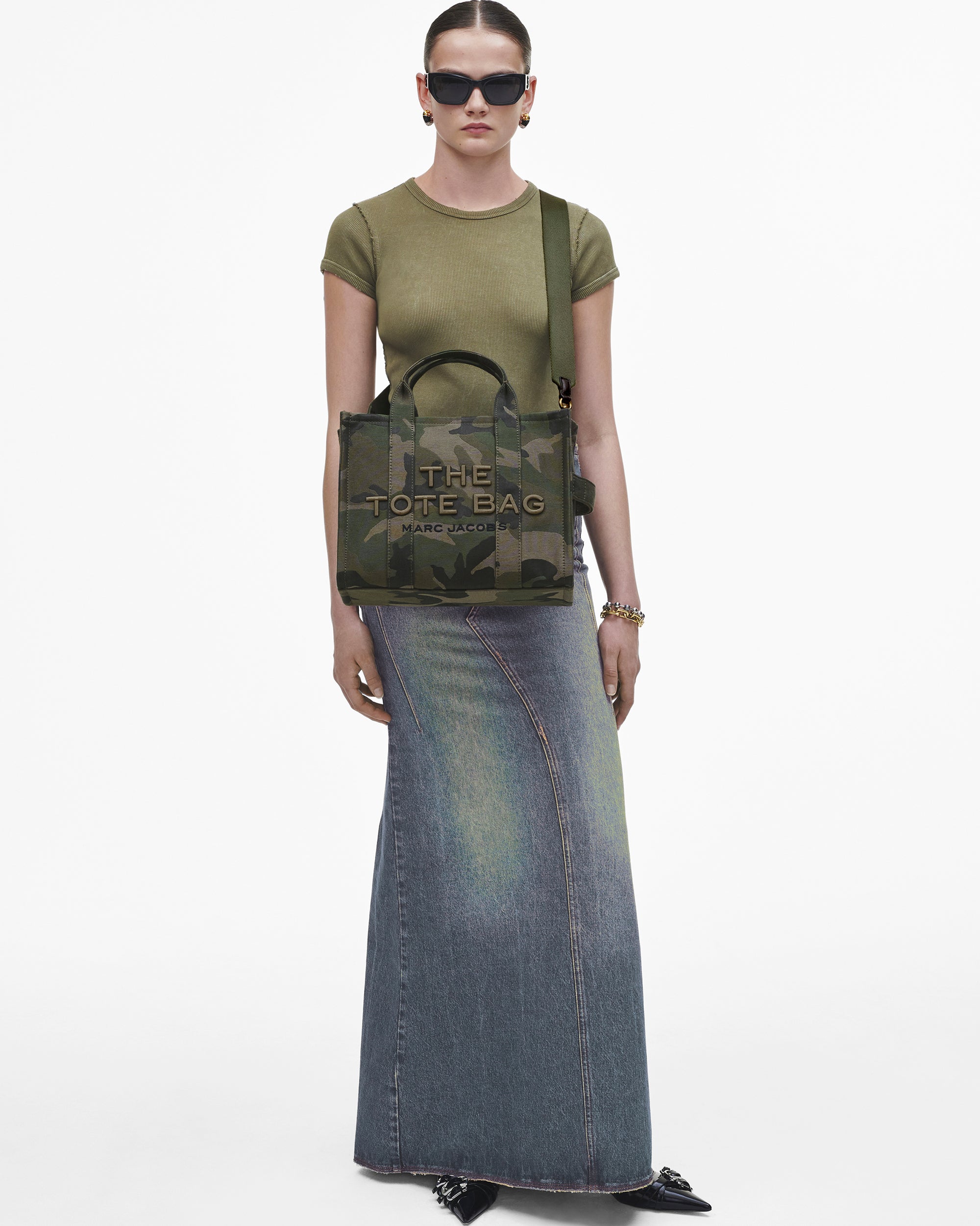 THE MEDIUM TOTE