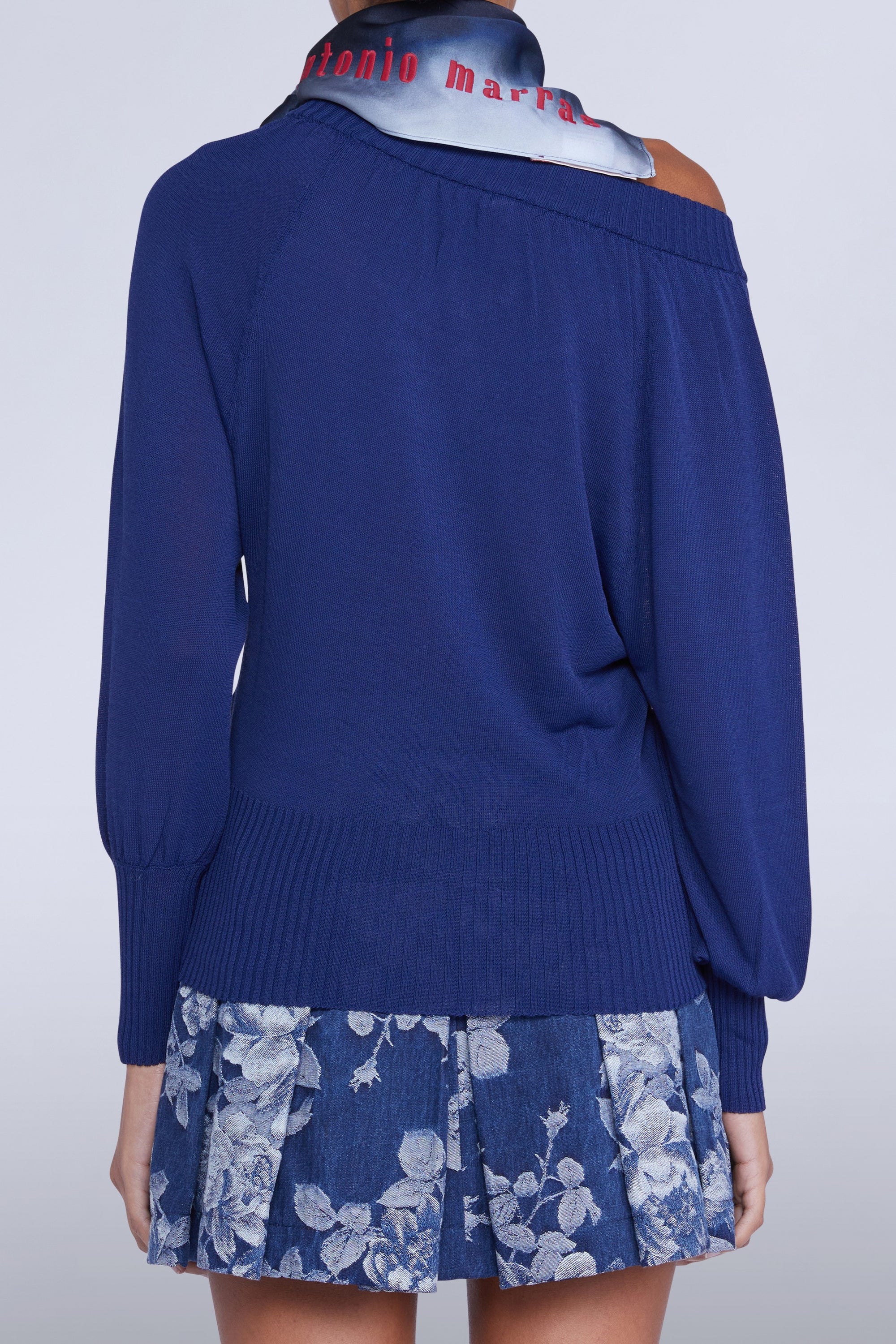 HAUT TRICOTÉ BLEU MANCHES LONGUES