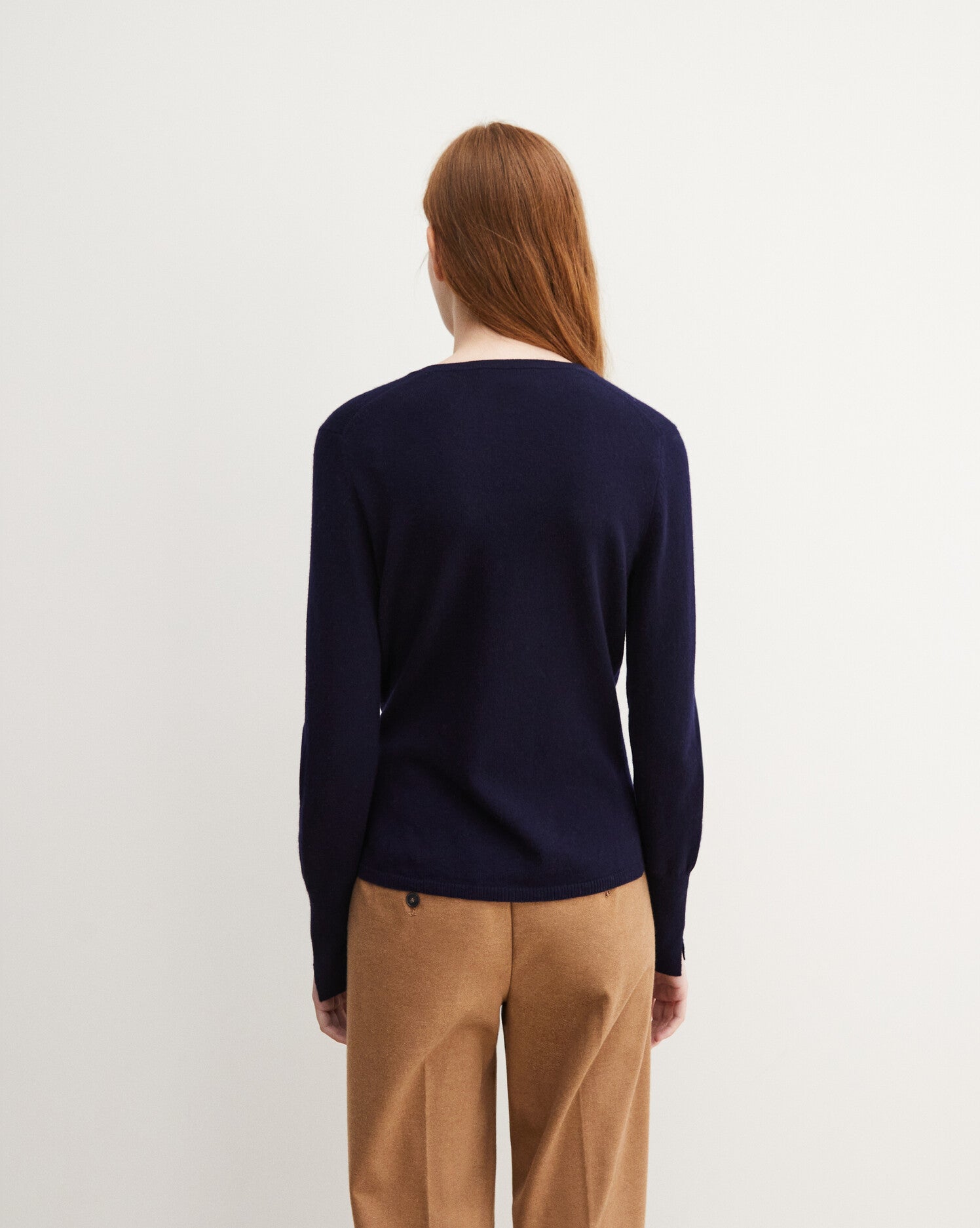 Slim-fit V-neck jumper with split cuffs in cashmere and silk - Navy