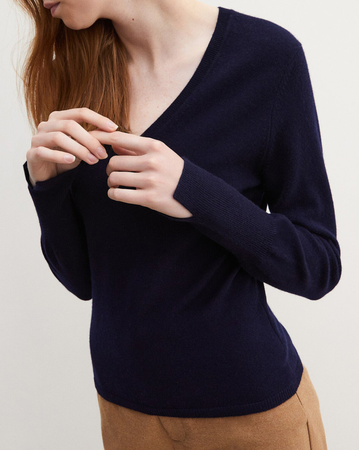Slim-fit V-neck jumper with split cuffs in cashmere and silk - Navy