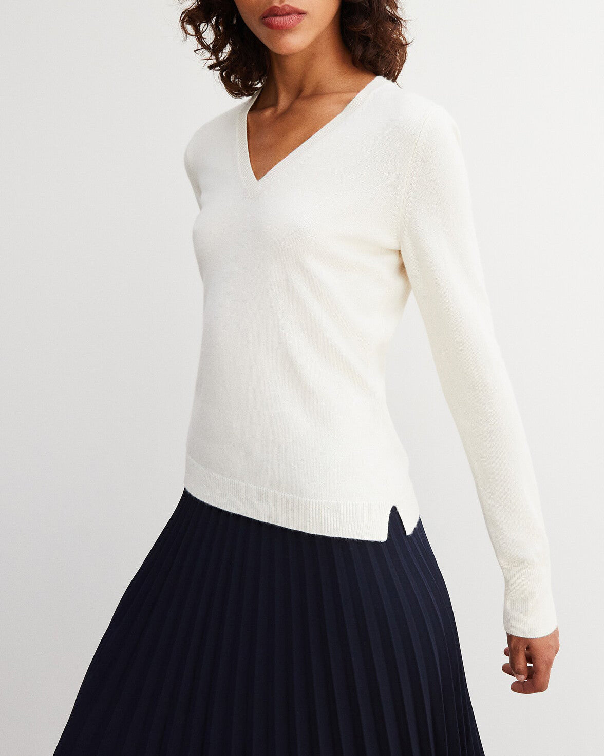 Slim-fit V-neck jumper with cashmere and silk cuffs - Natural