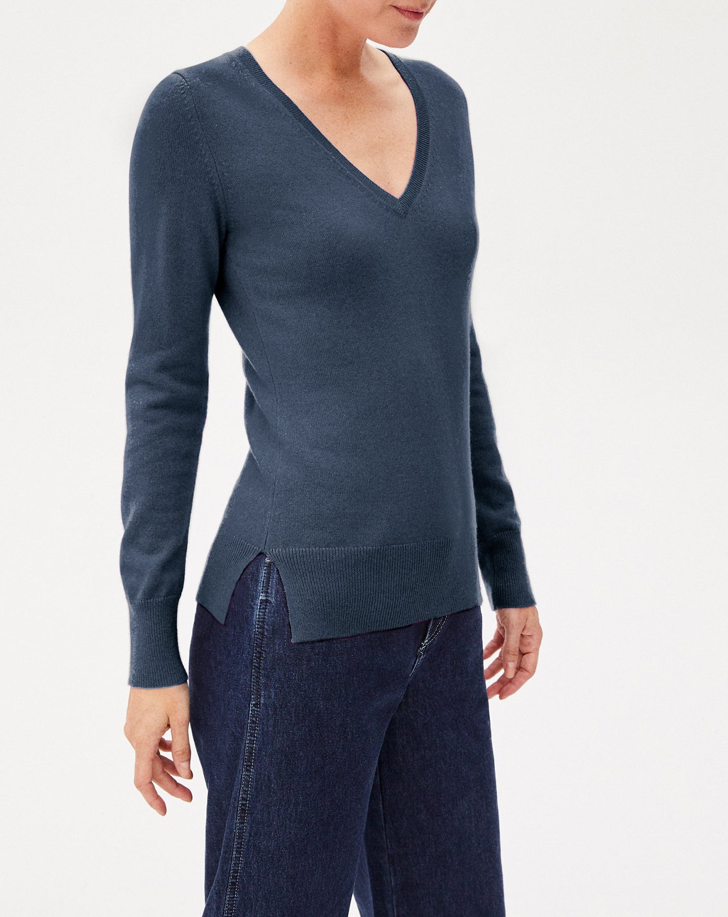 Slim-fit V-neck cashmere and silk slit jumper - Indigo