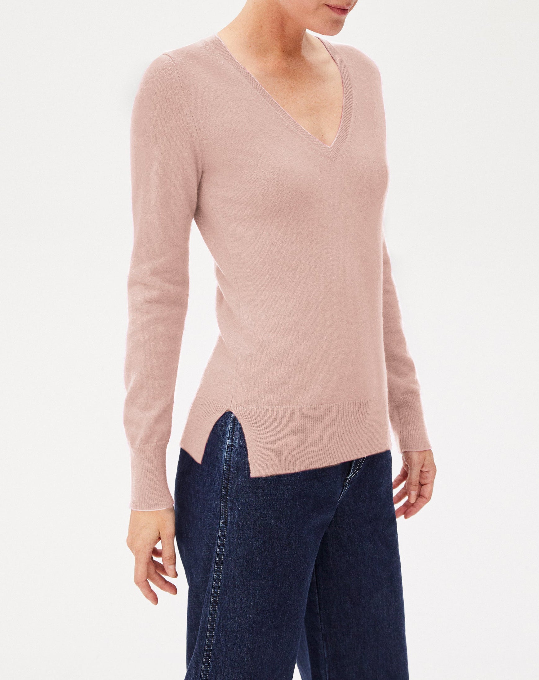 Slim-fit V-neck cashmere and silk slit jumper - Rouge Girofle