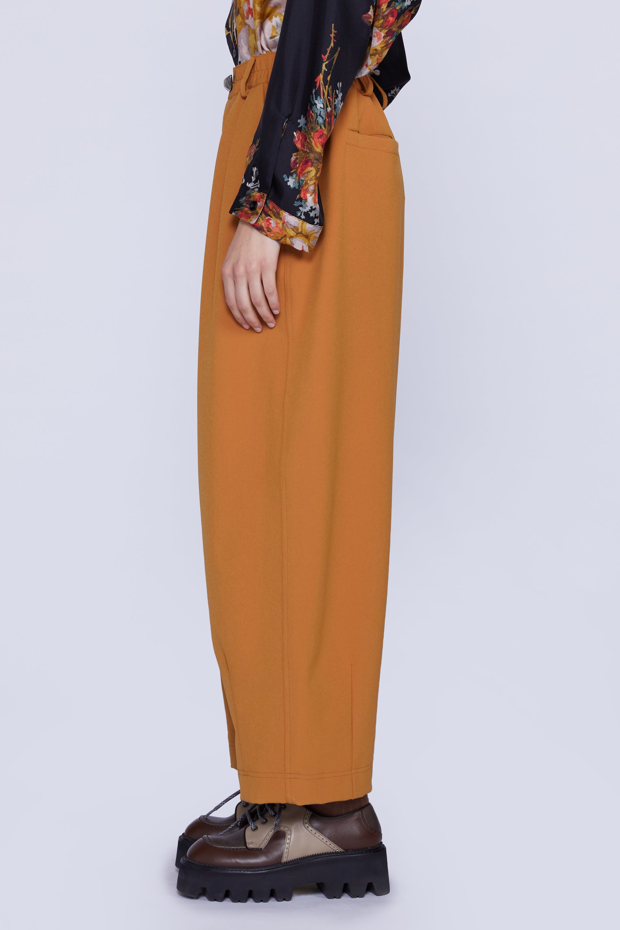 PANTALON LISSE AVEC ÉLASTIQUE EN TAILLE