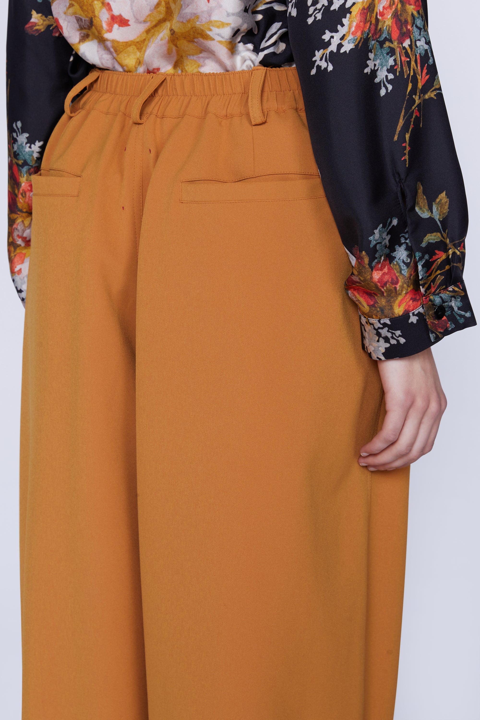 PANTALON LISSE AVEC ÉLASTIQUE EN TAILLE
