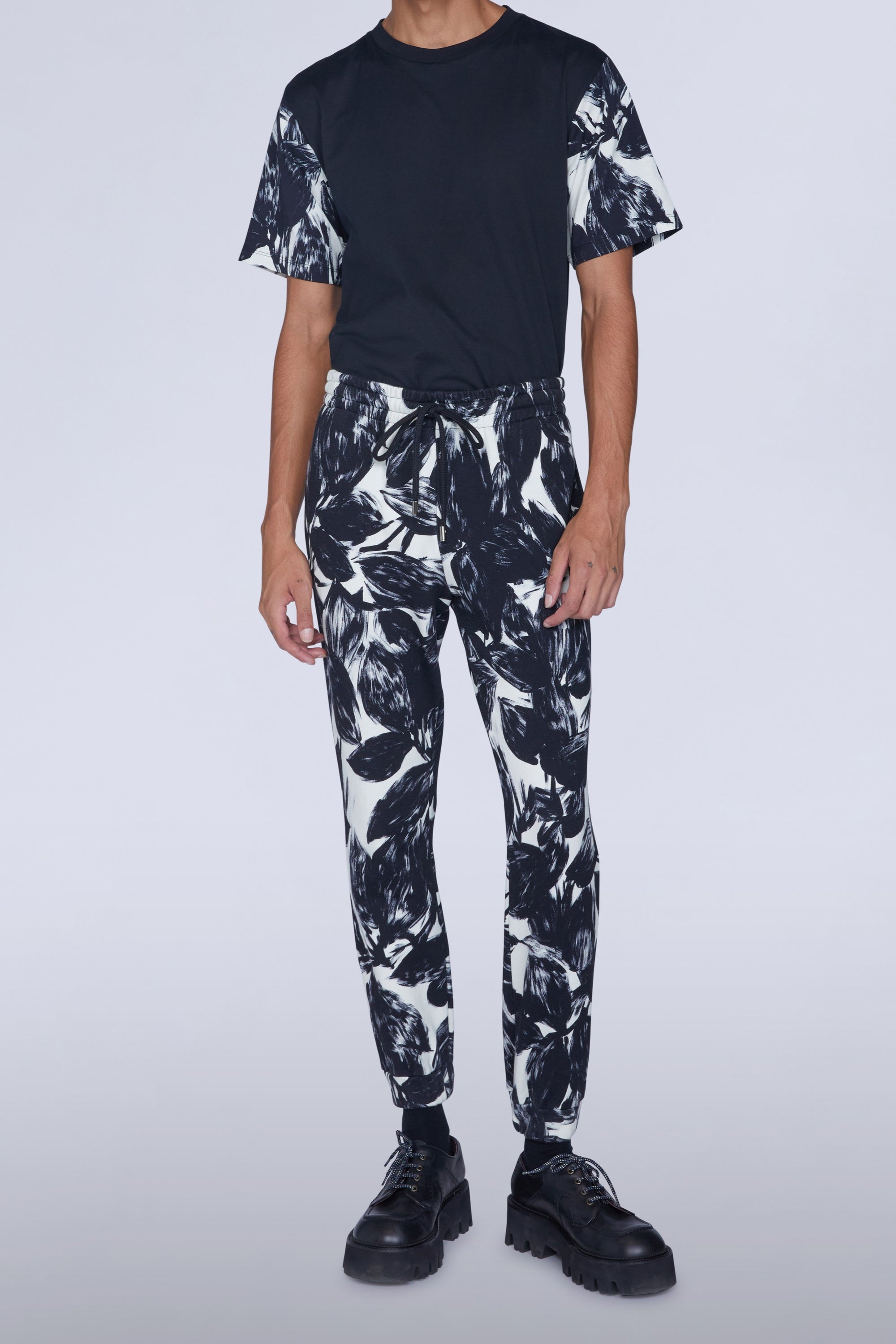 Pantalon avec revers imprimé fleurs noir et blanc