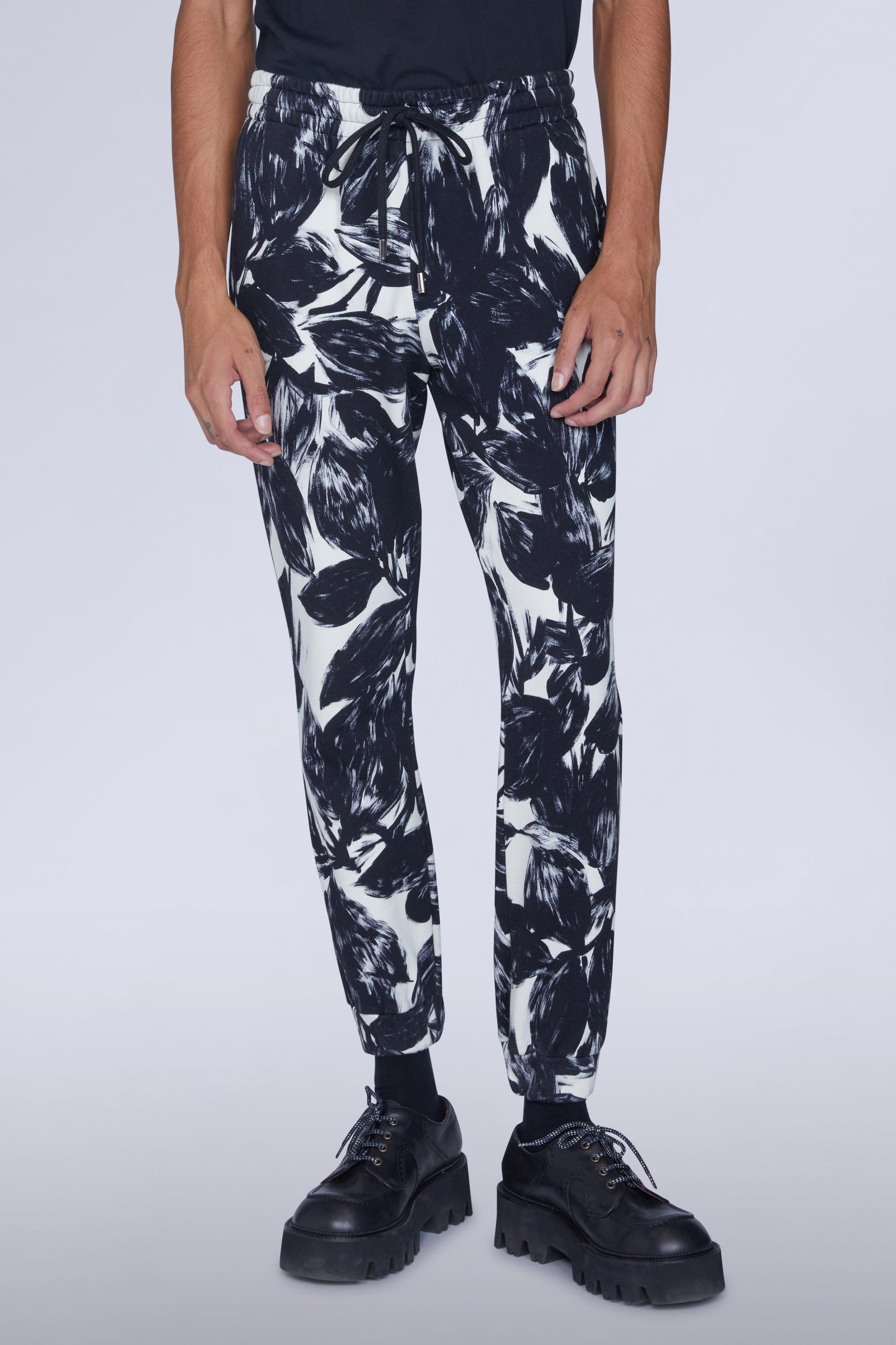 Pantalon avec revers imprimé fleurs noir et blanc