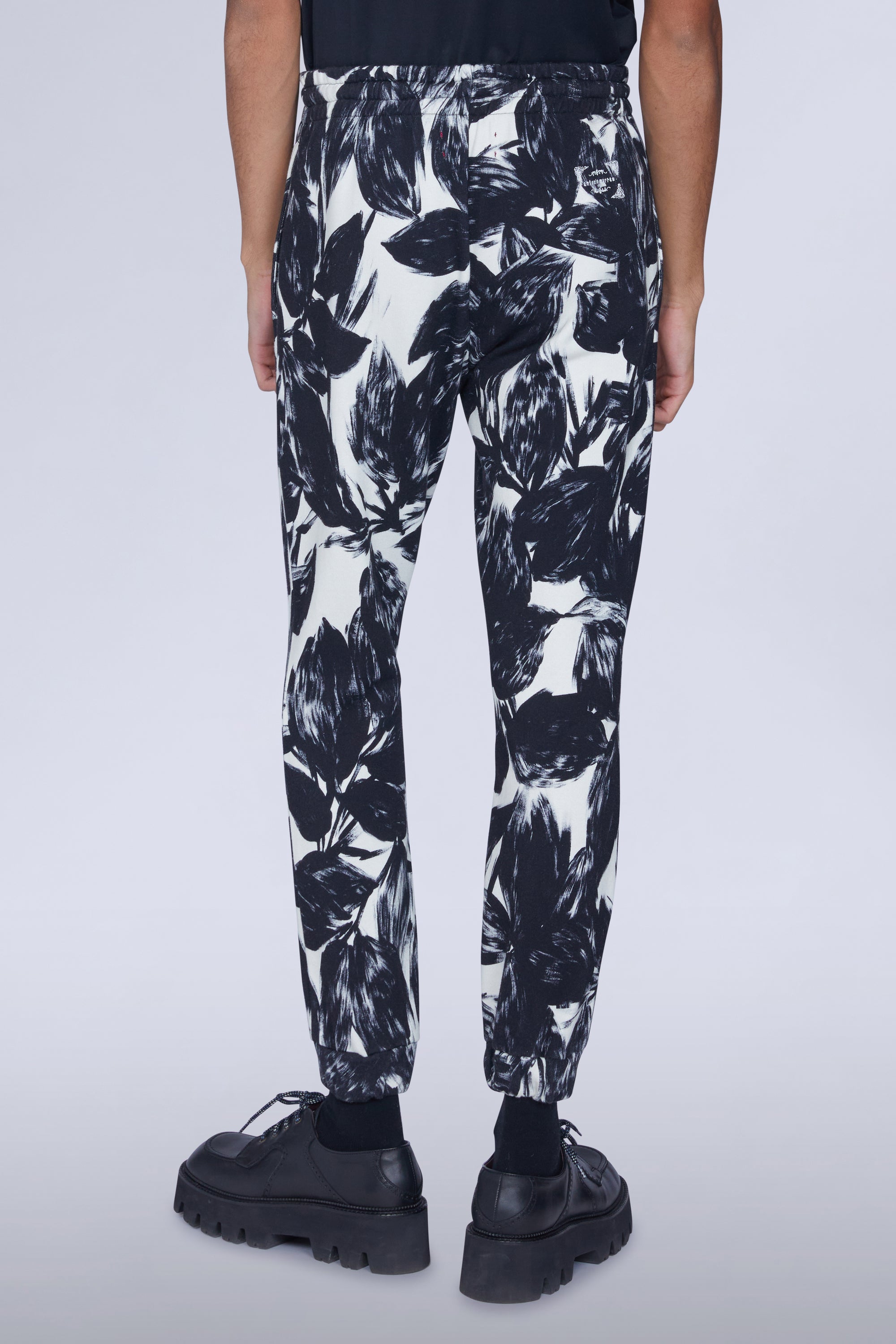 Pantalon avec revers imprimé fleurs noir et blanc