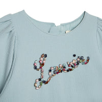 Robe de cérémonie en crêpe avec sigle manuscrit - Glacier Blue