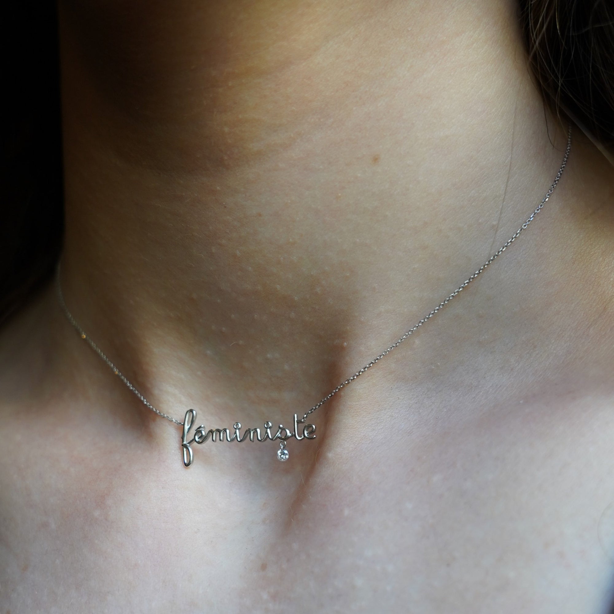 Collier Around The World Féministe serti d'un diamant - Or Blanc