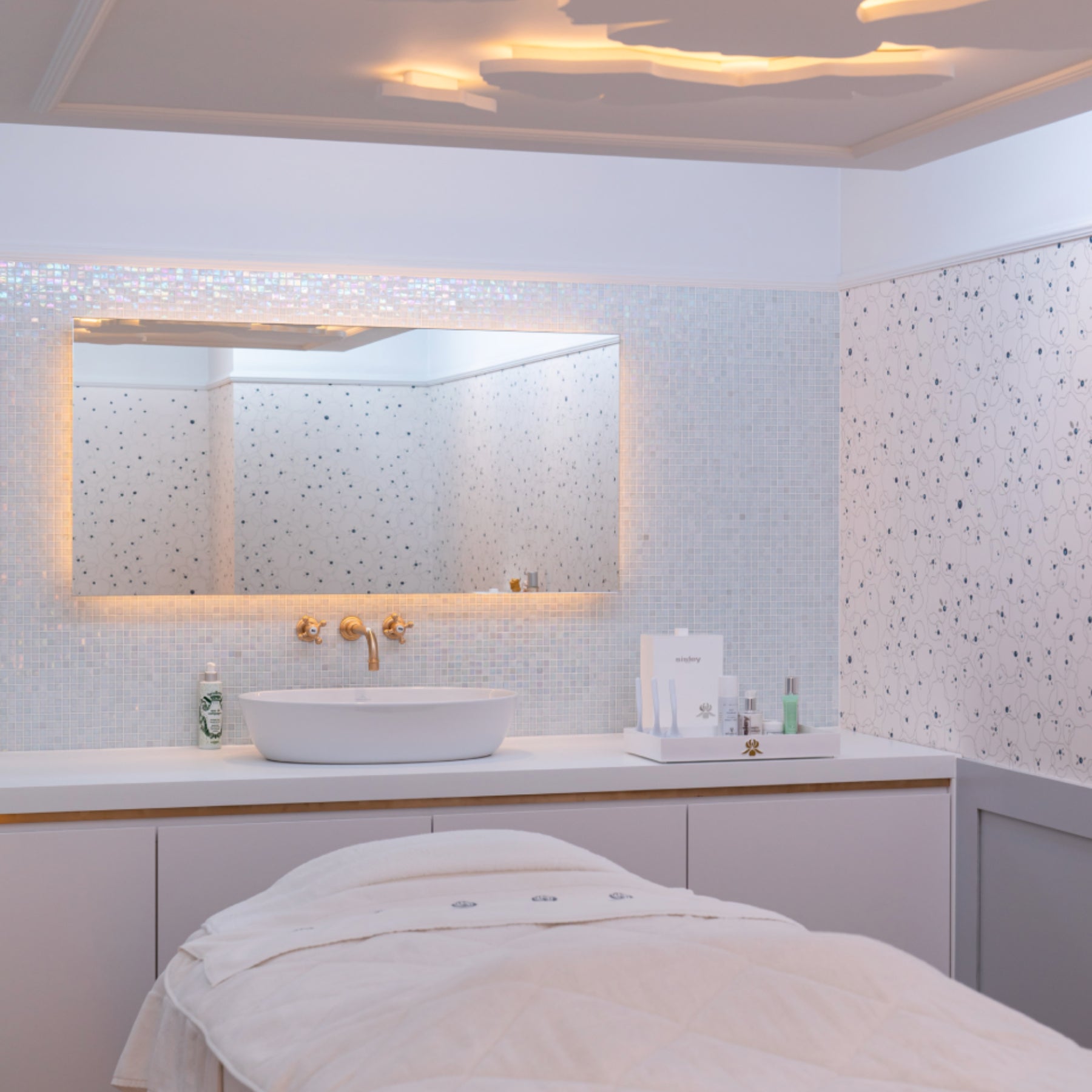 NOT IN THE OFFER / Deep Cleansing Facial with Jet Peel™ & LED 1H30