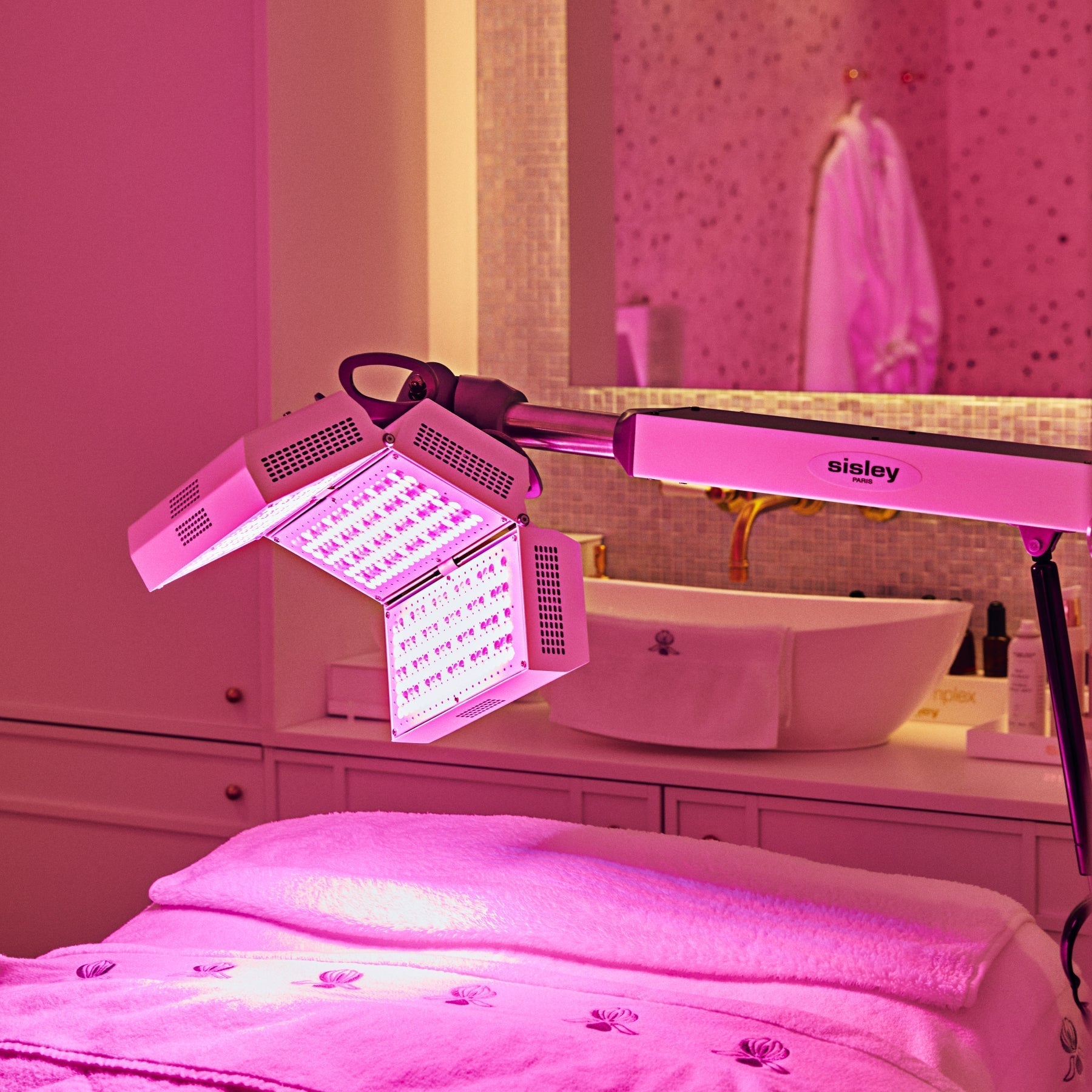 NOT IN THE OFFER / Deep Cleansing Facial with Jet Peel™ & LED 1H30