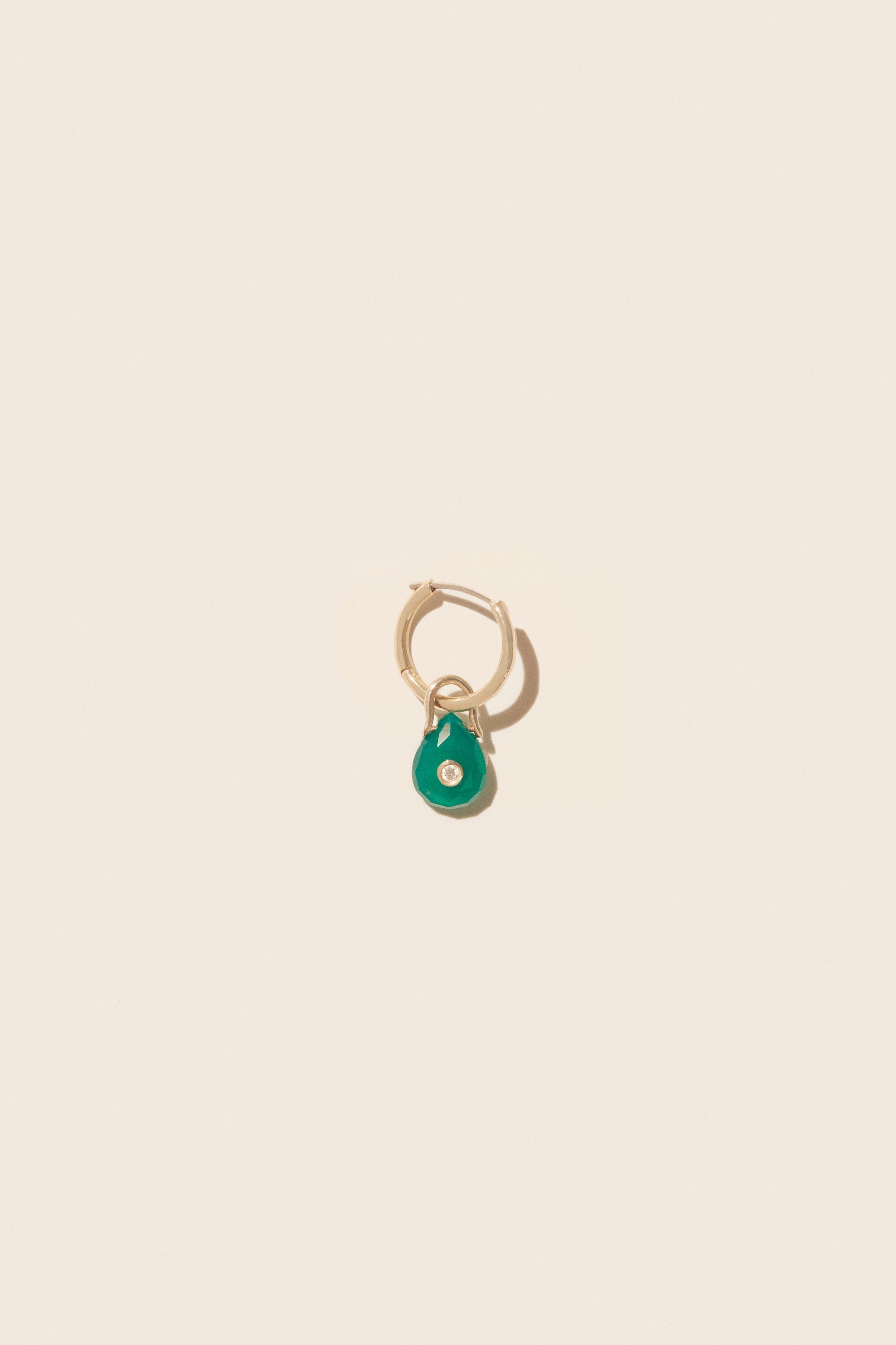 Mono boucle d'oreille Orso en or jaune sertie de diamant - Green Onyx