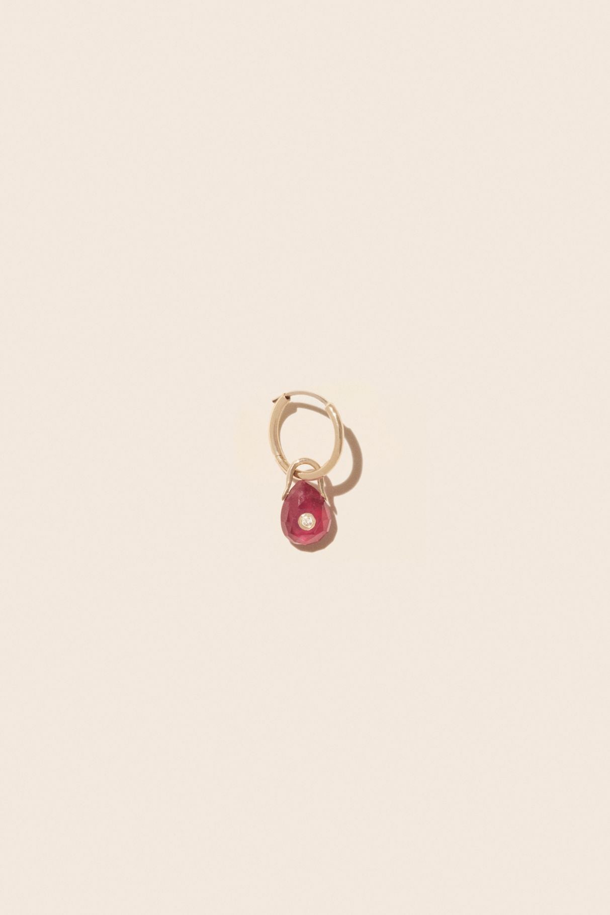 Mono boucle d'oreille Orso en or jaune sertie de diamant - Rubis
