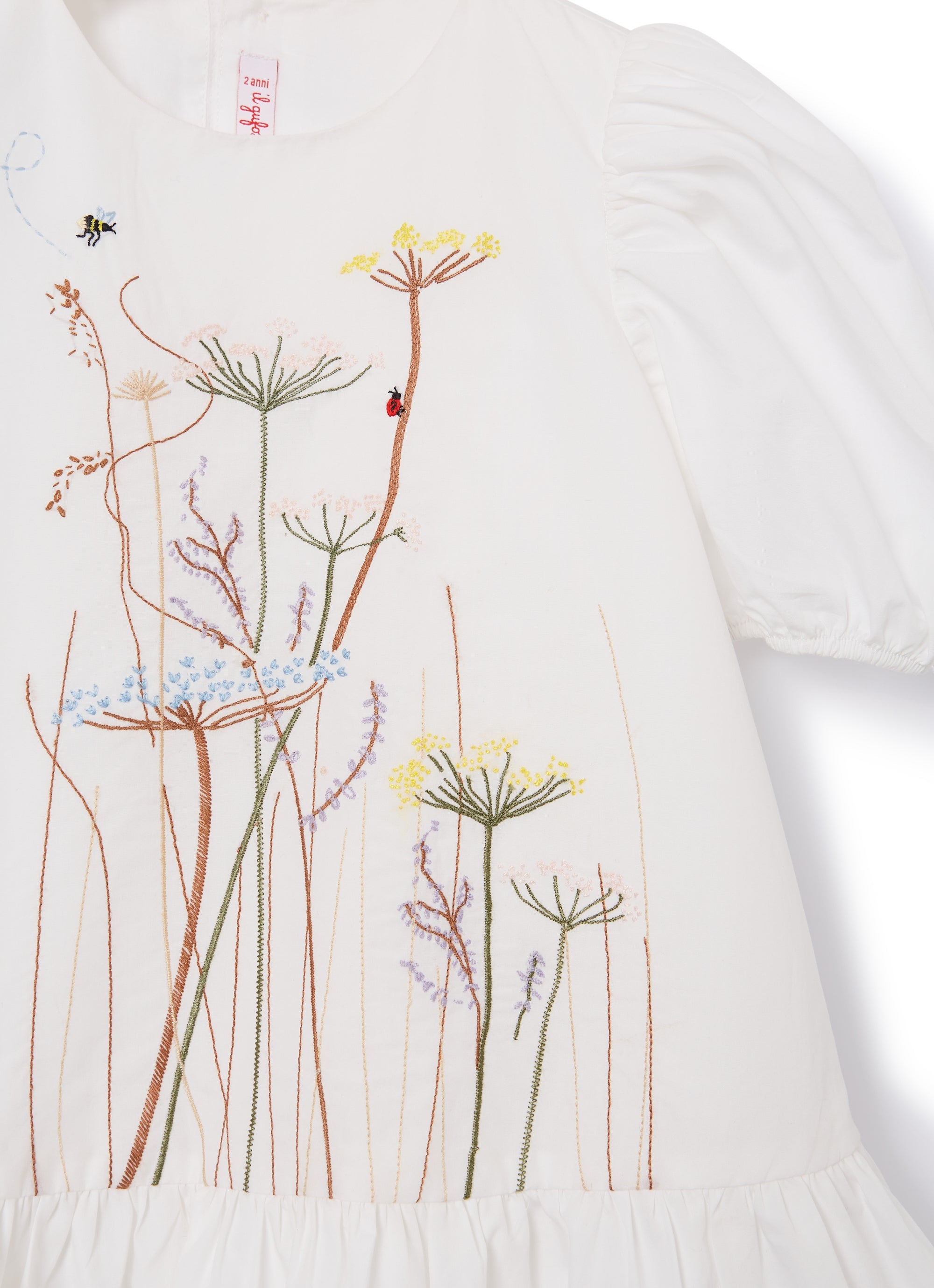 vestito bianco con ricamo centrale
