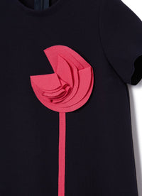 vestito blu a mezza manica con fiore fuxia
