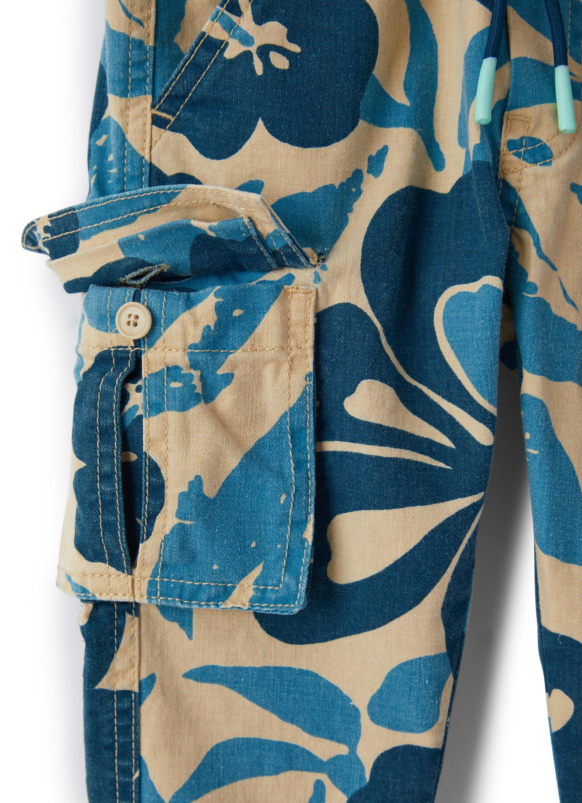 pantalone cargo con fantasia floreale