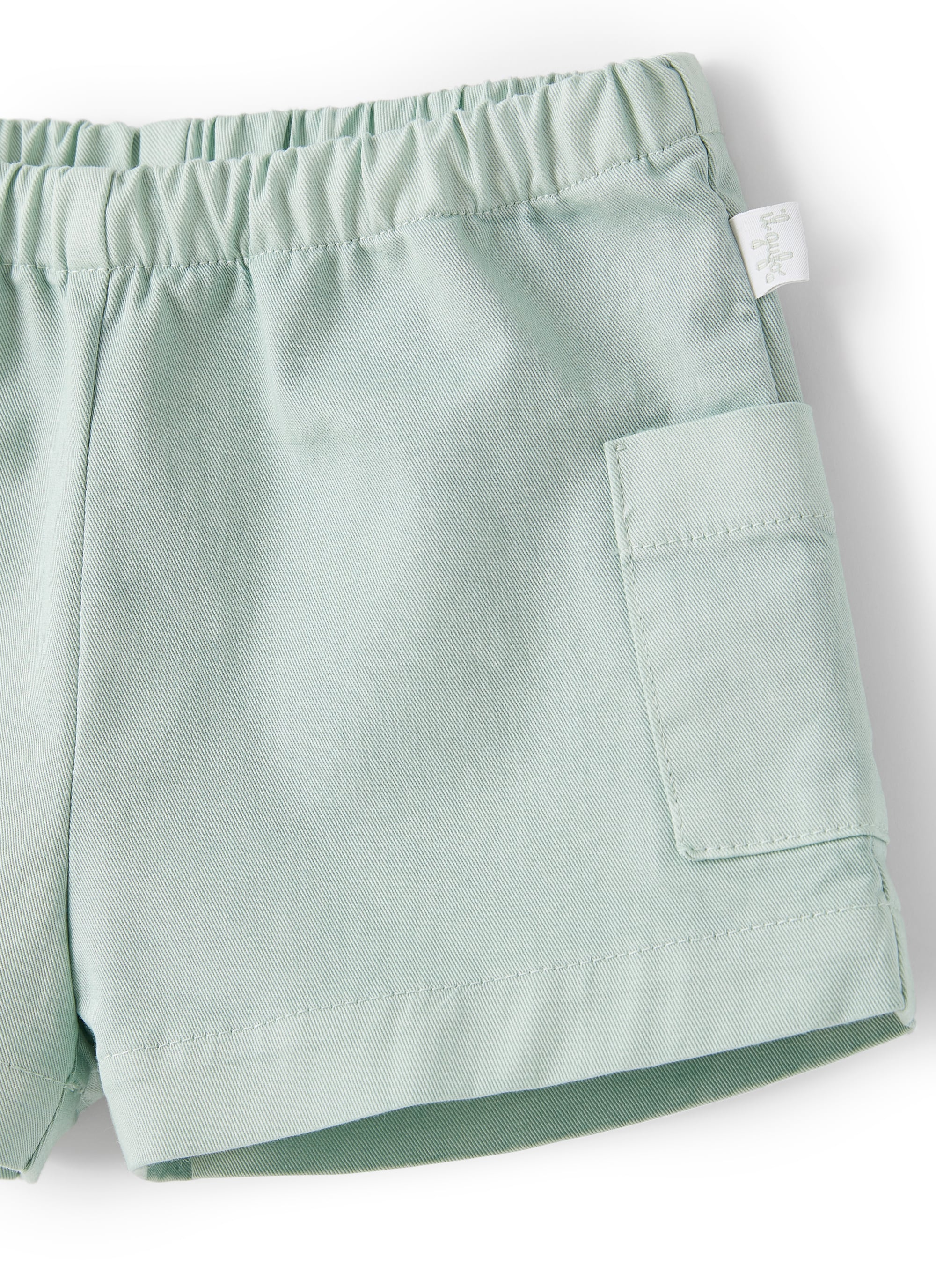 Short in gabardina verde