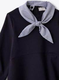 Vestito con foulard rimovibile
