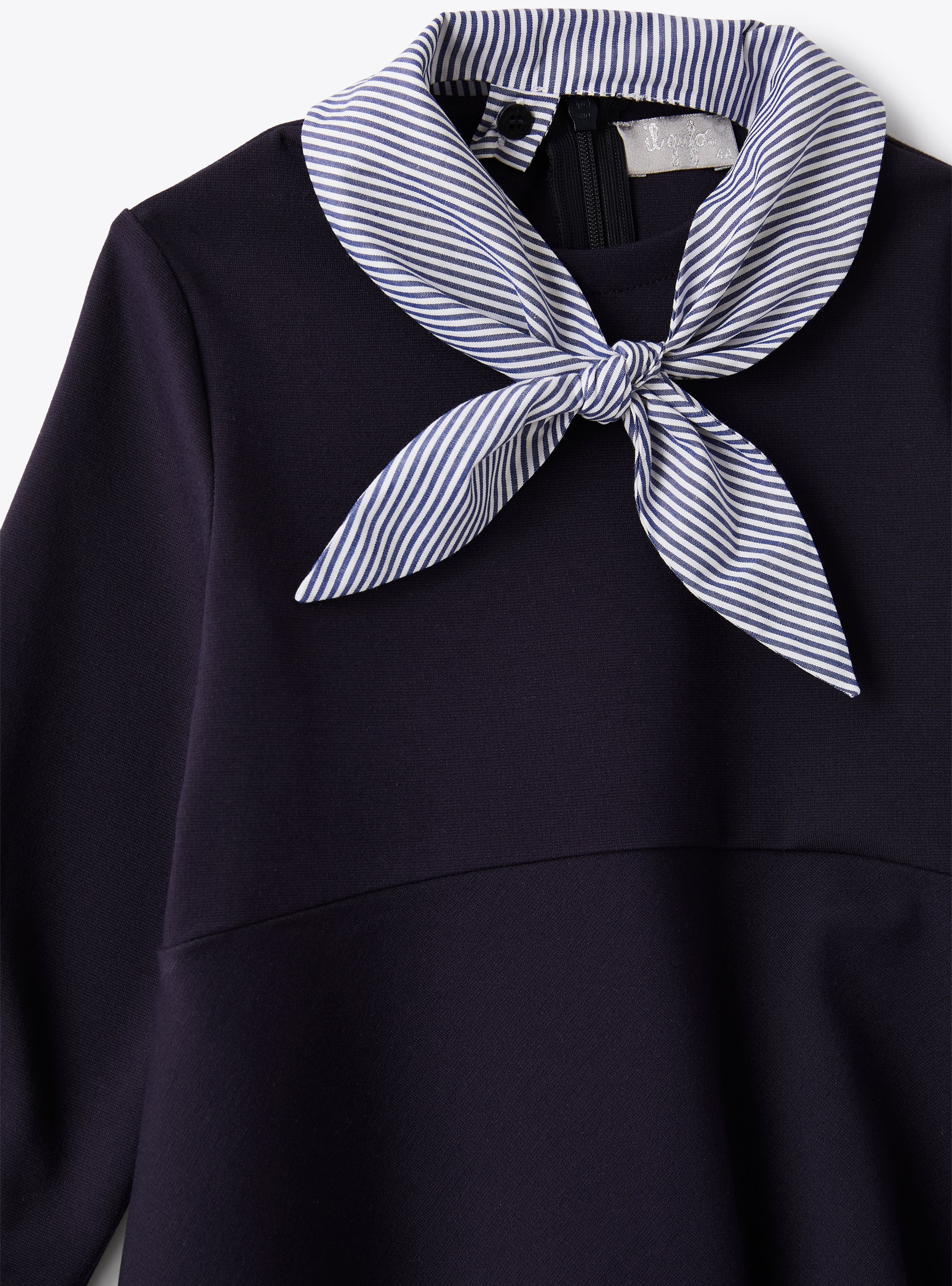 Vestito con foulard rimovibile