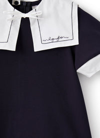 Vestito con colletto rimovibile