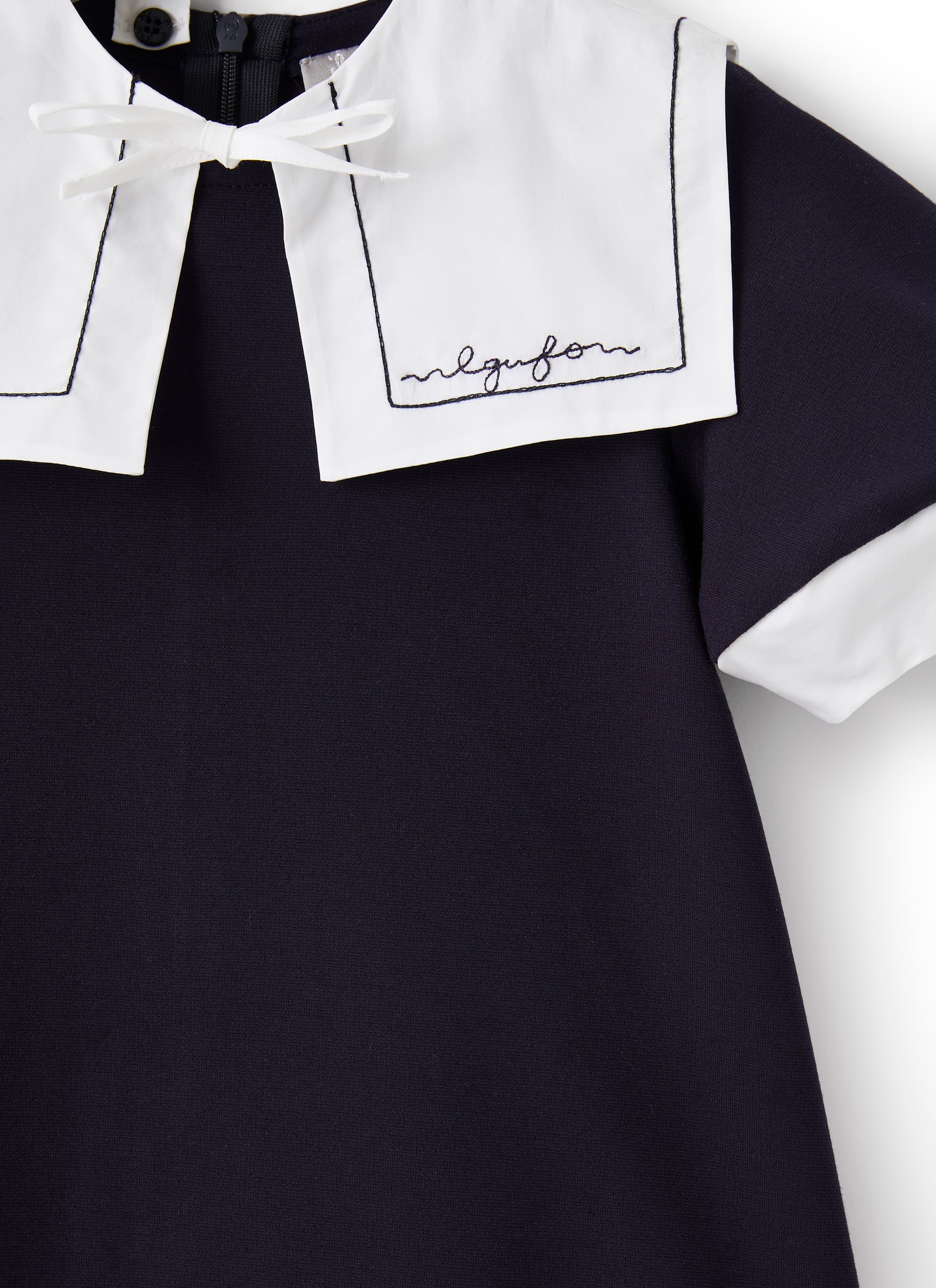 Vestito con colletto rimovibile