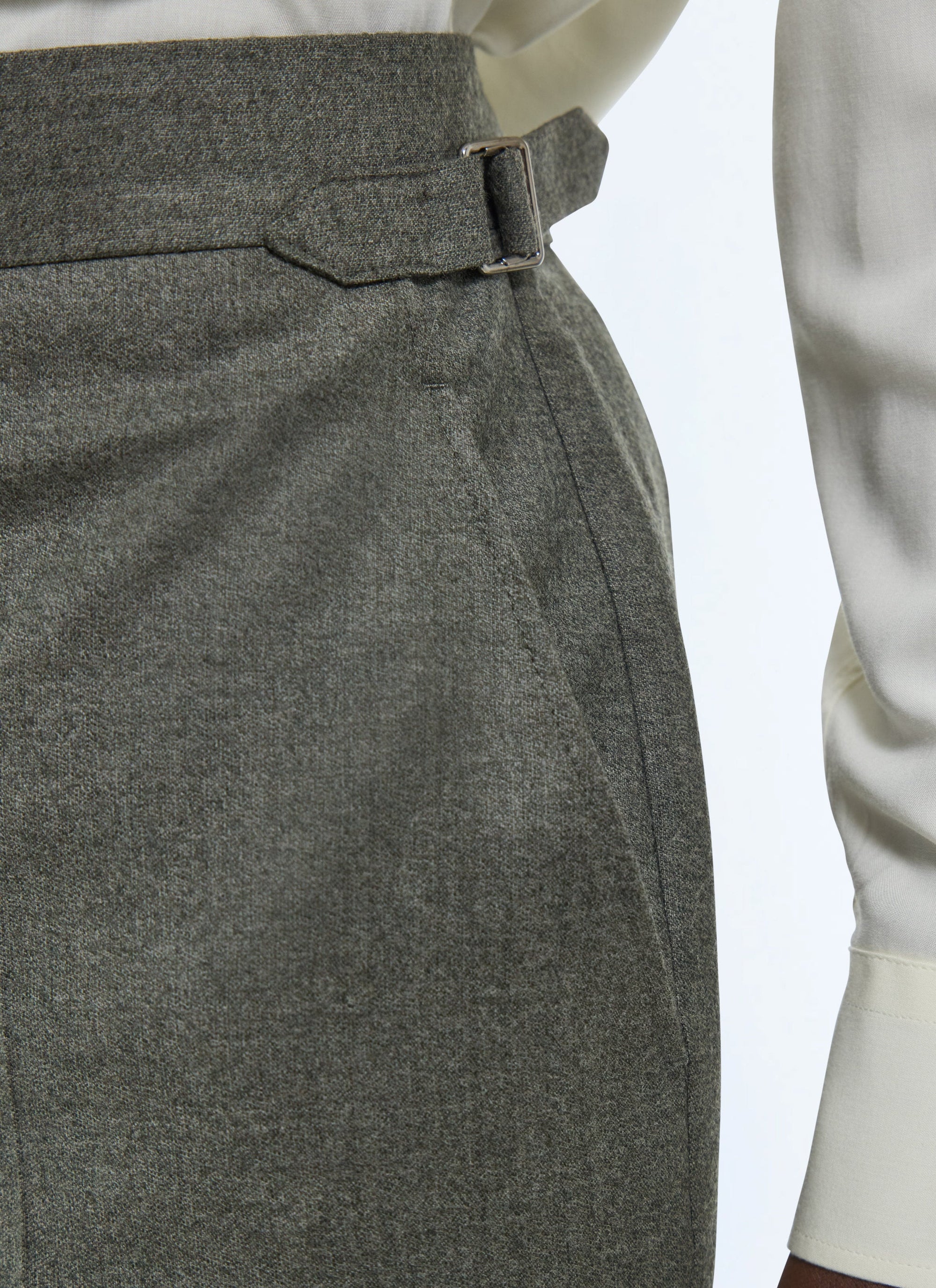 Pantalon ajusté à fermeture boutonnée en laine - Vert de Gris