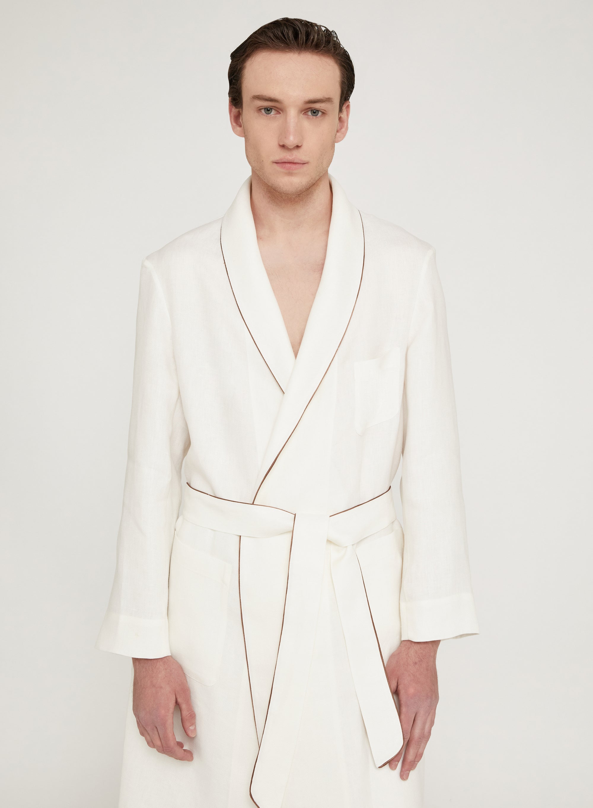 Bianco_1QTY // Peignoir à détail contrastant en lin - Bianco