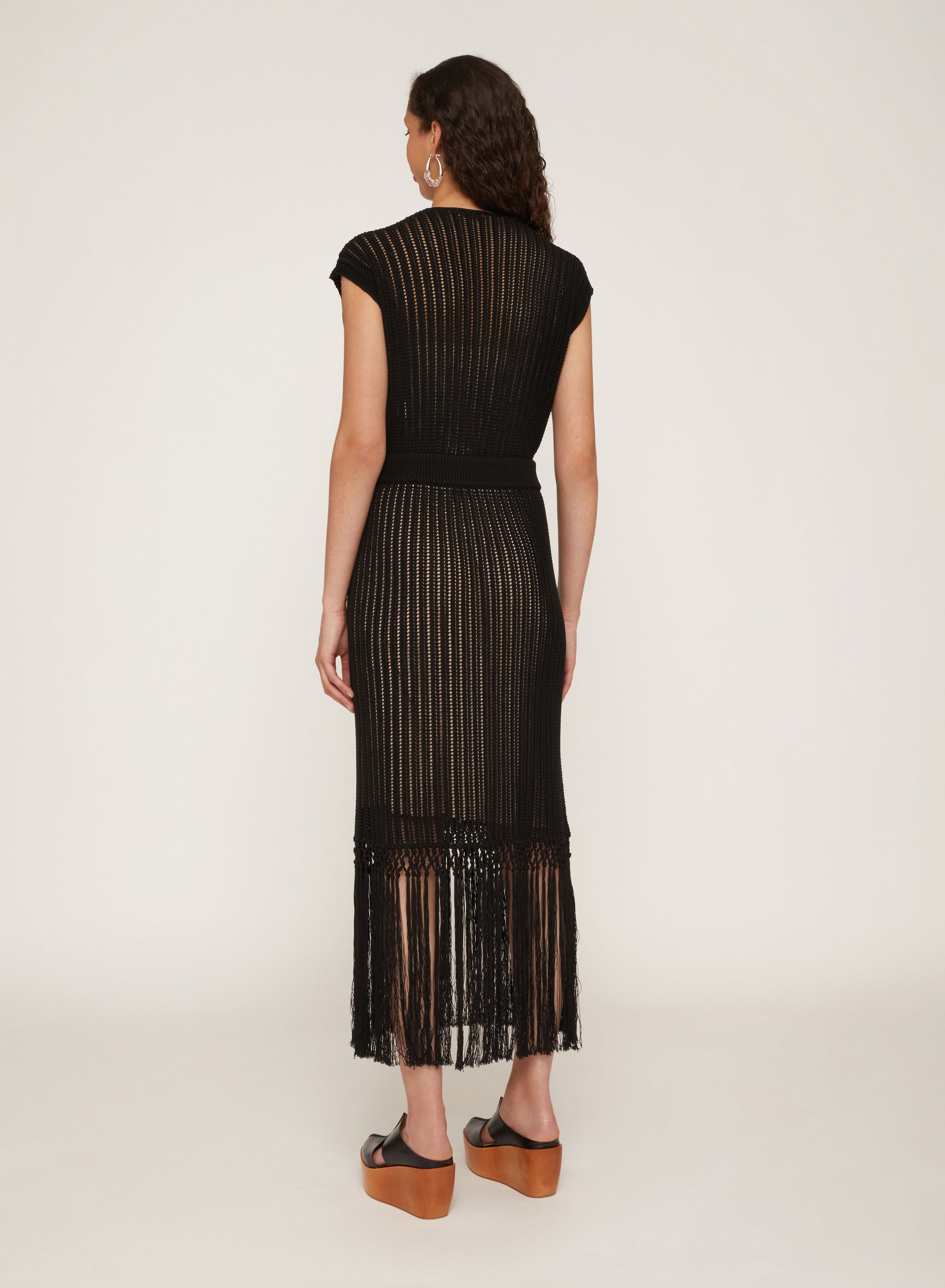 Nero_1QTY // Robe longue à maille ajourée et franges en soie - Nero