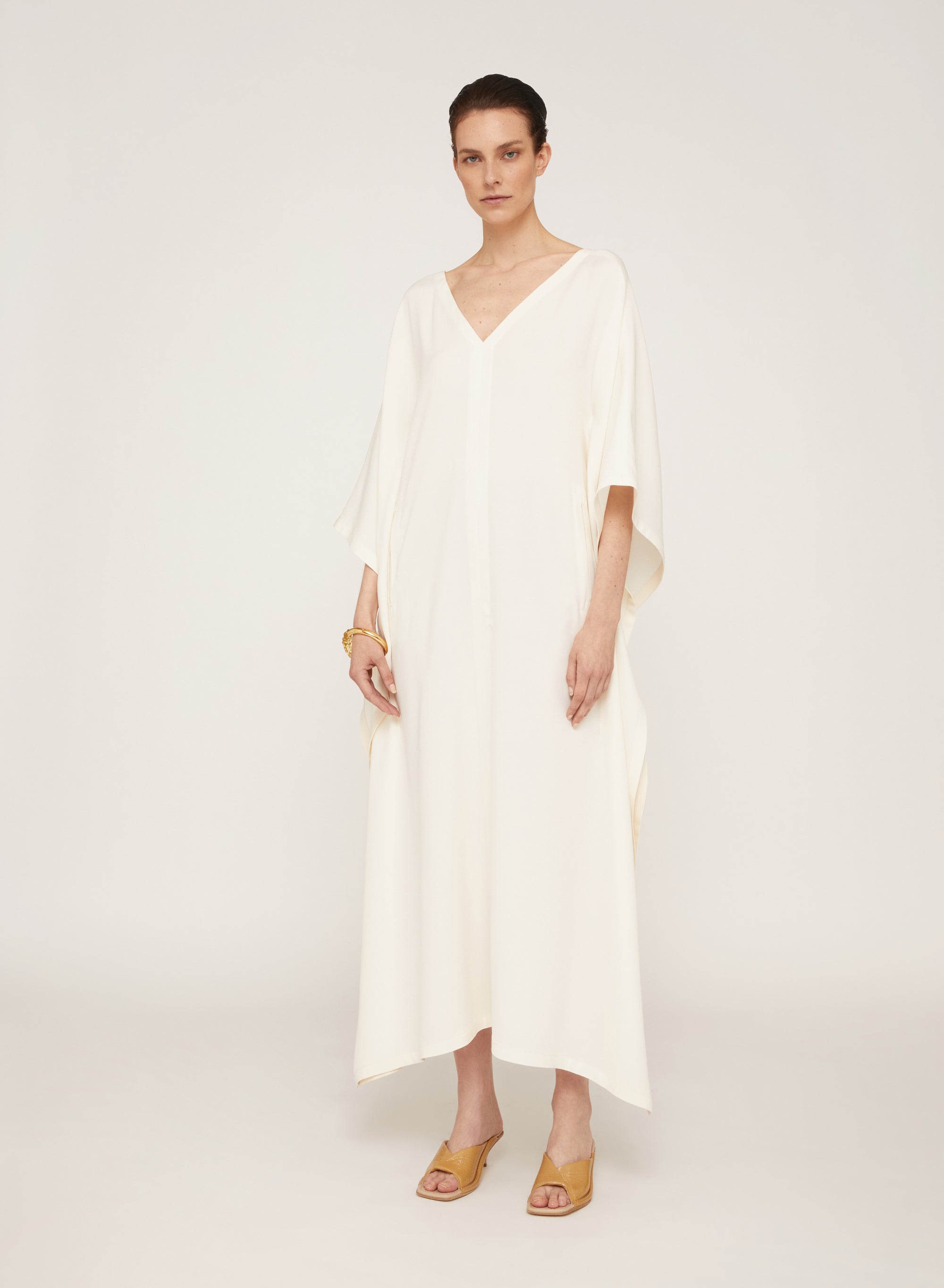 Bianco_1QTY // Robe caftan à empiècement en laine - Bianco
