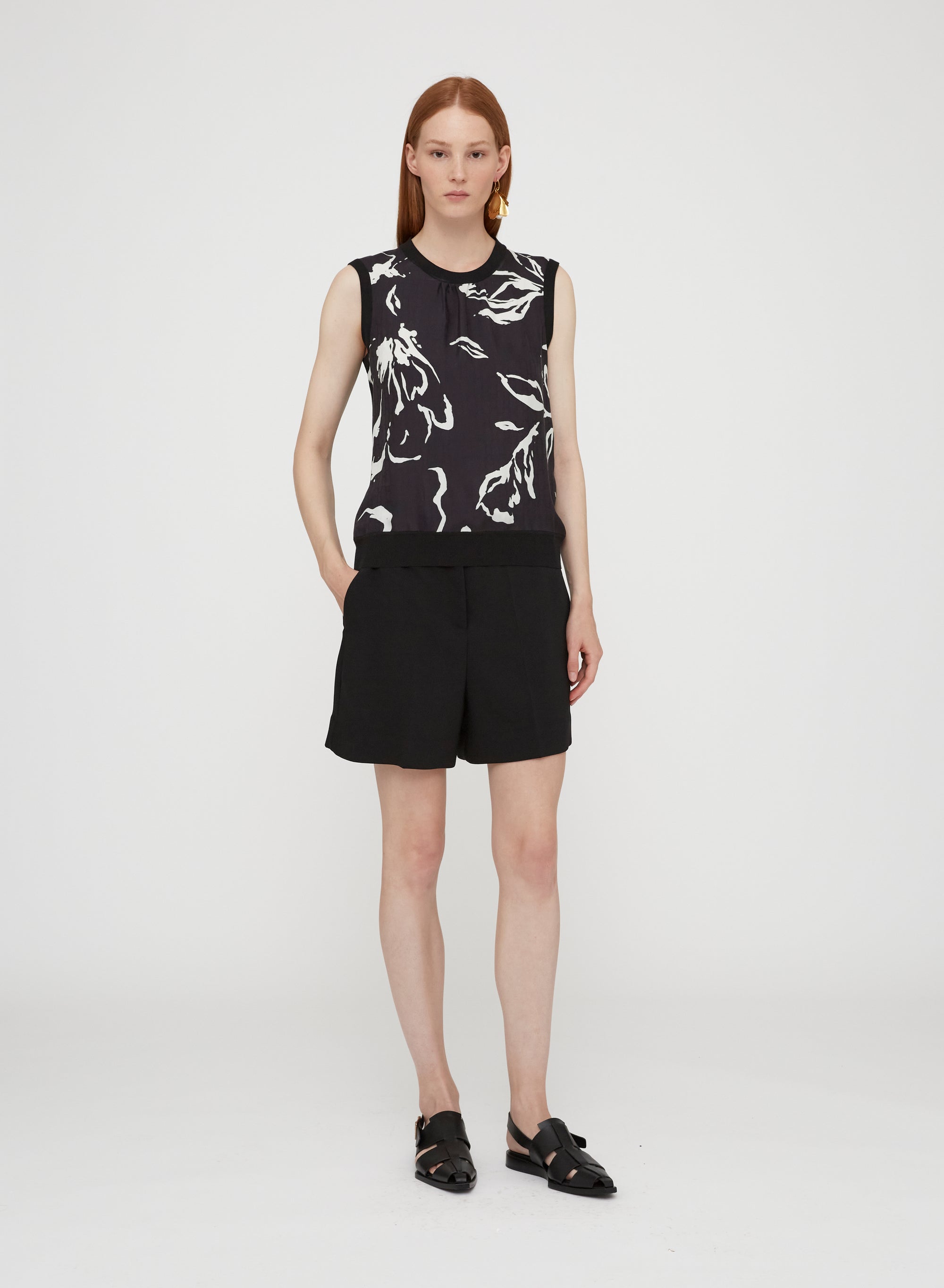 Black_5QTY // Blouse sans manches à motif fleuri en soie - Black