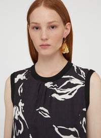 Black_5QTY // Blouse sans manches à motif fleuri en soie - Black