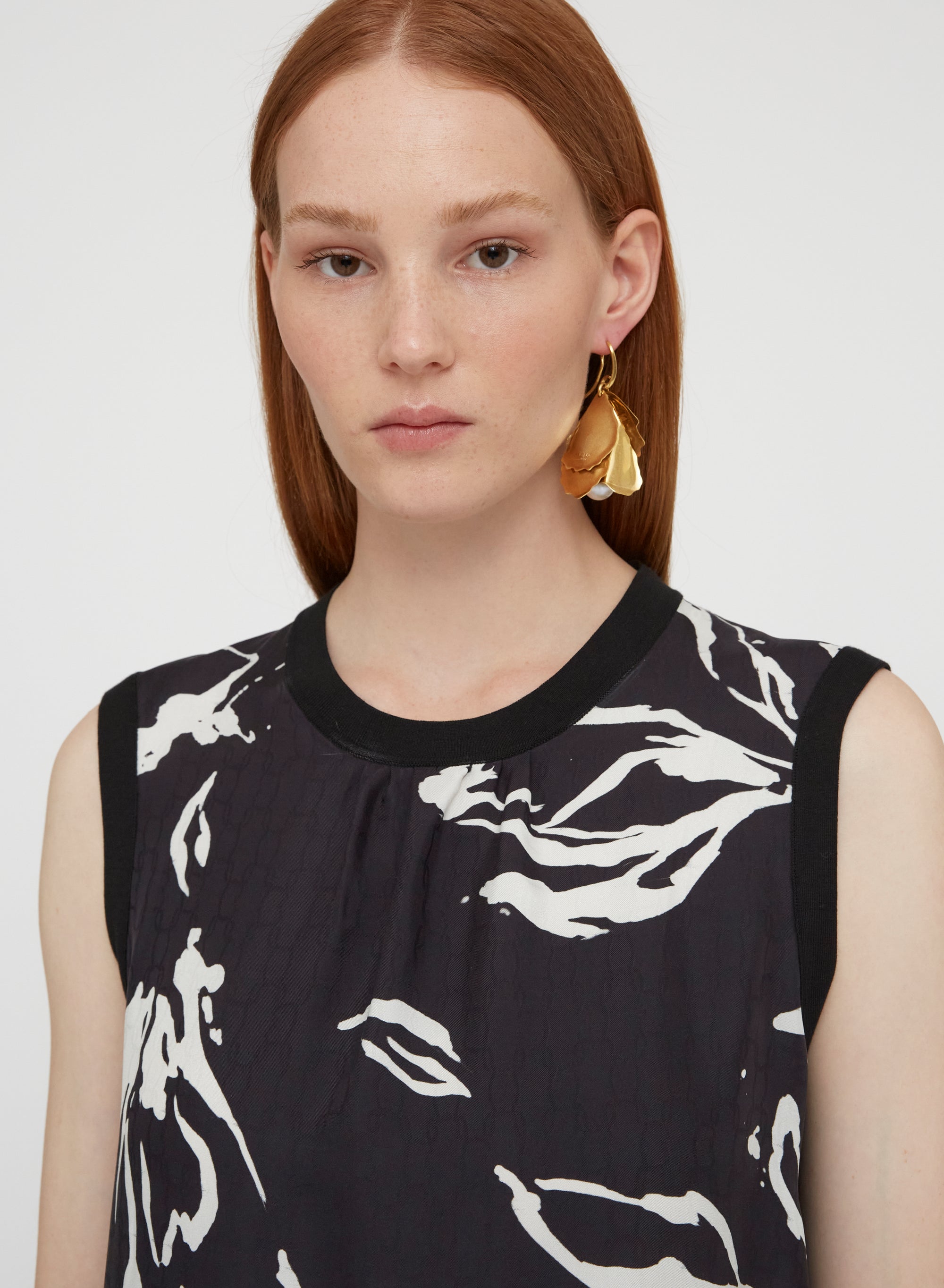 Black_5QTY // Blouse sans manches à motif fleuri en soie - Black