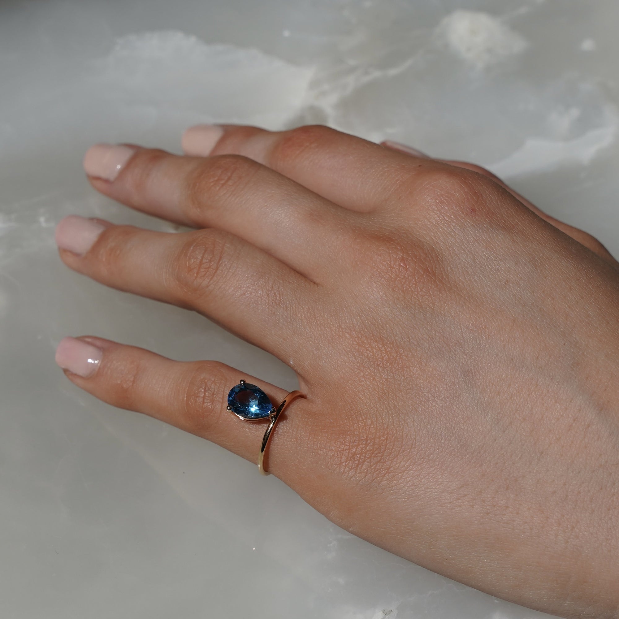 Bague Birthstone sertie d'une topaze bleue - Or Rose