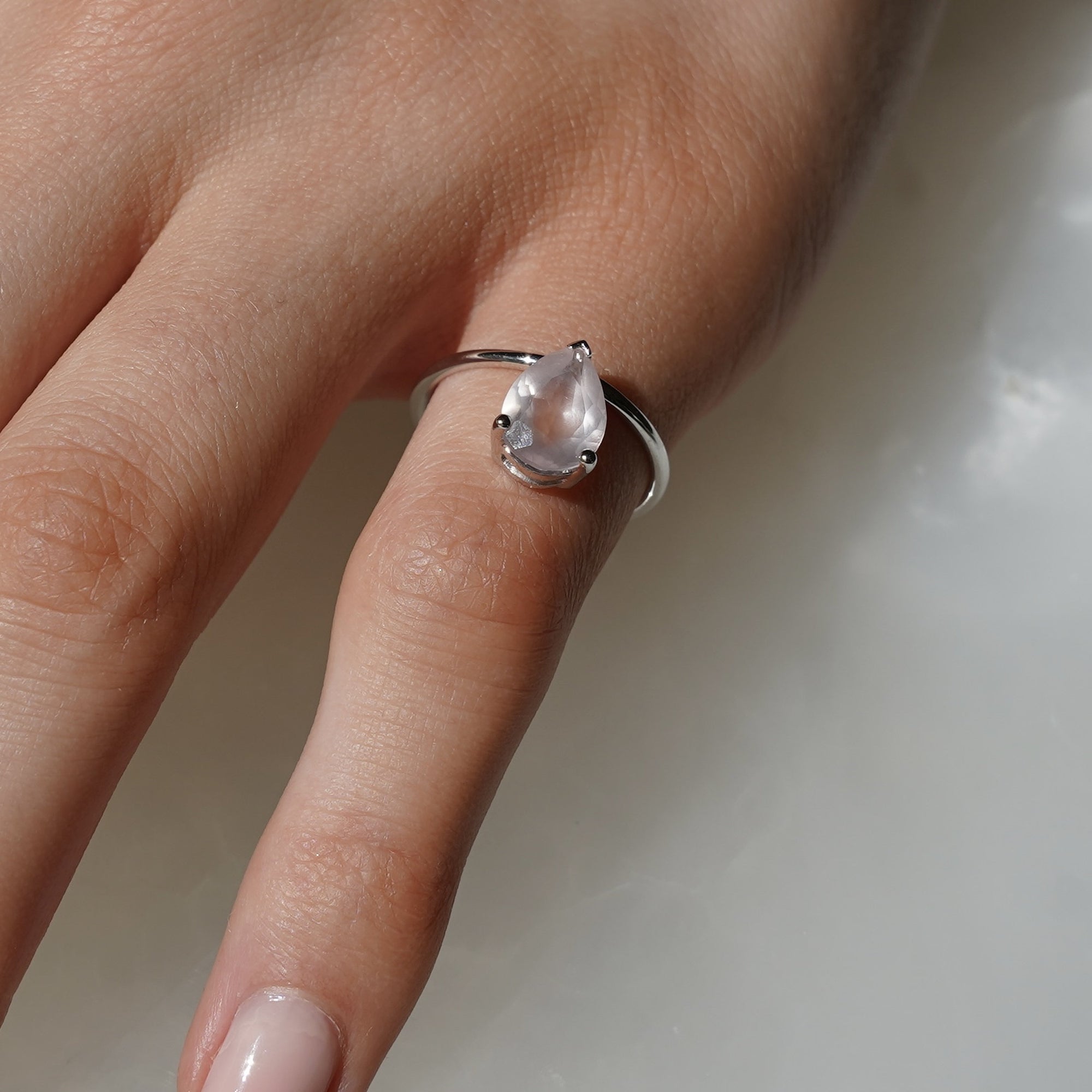 Bague Birthstone sertie d'un quartz rose taille poire - Or Blanc