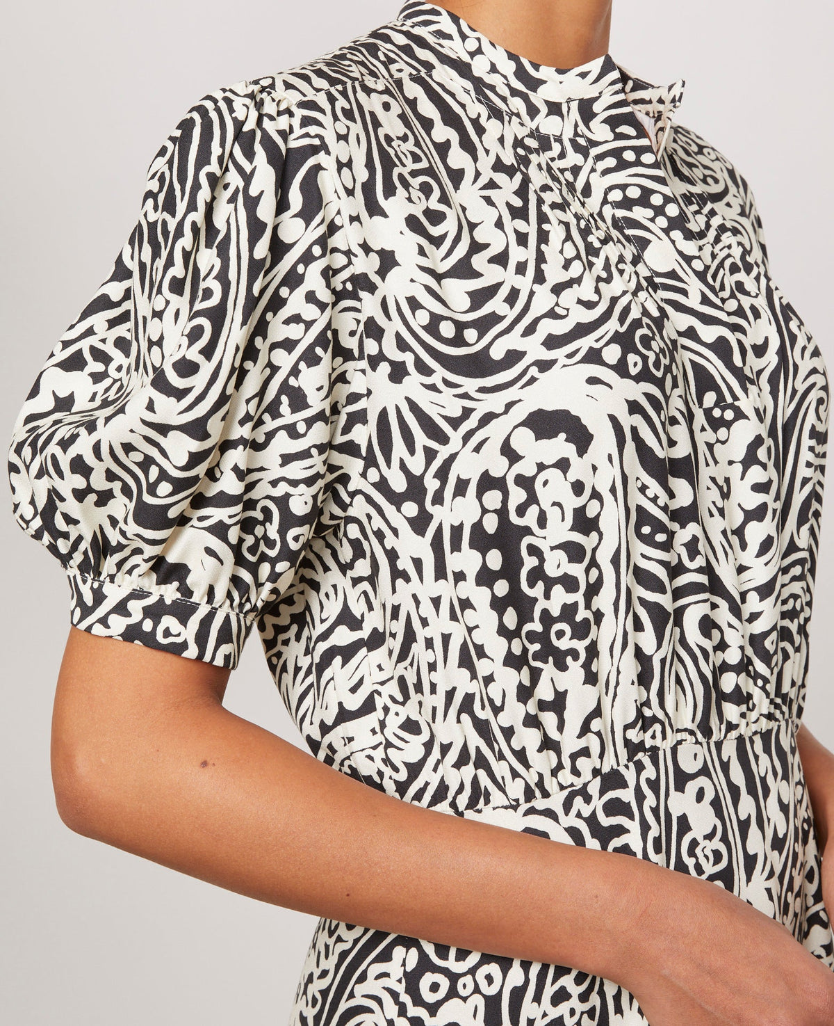 ECRU/BLACK // ROBE SACHA