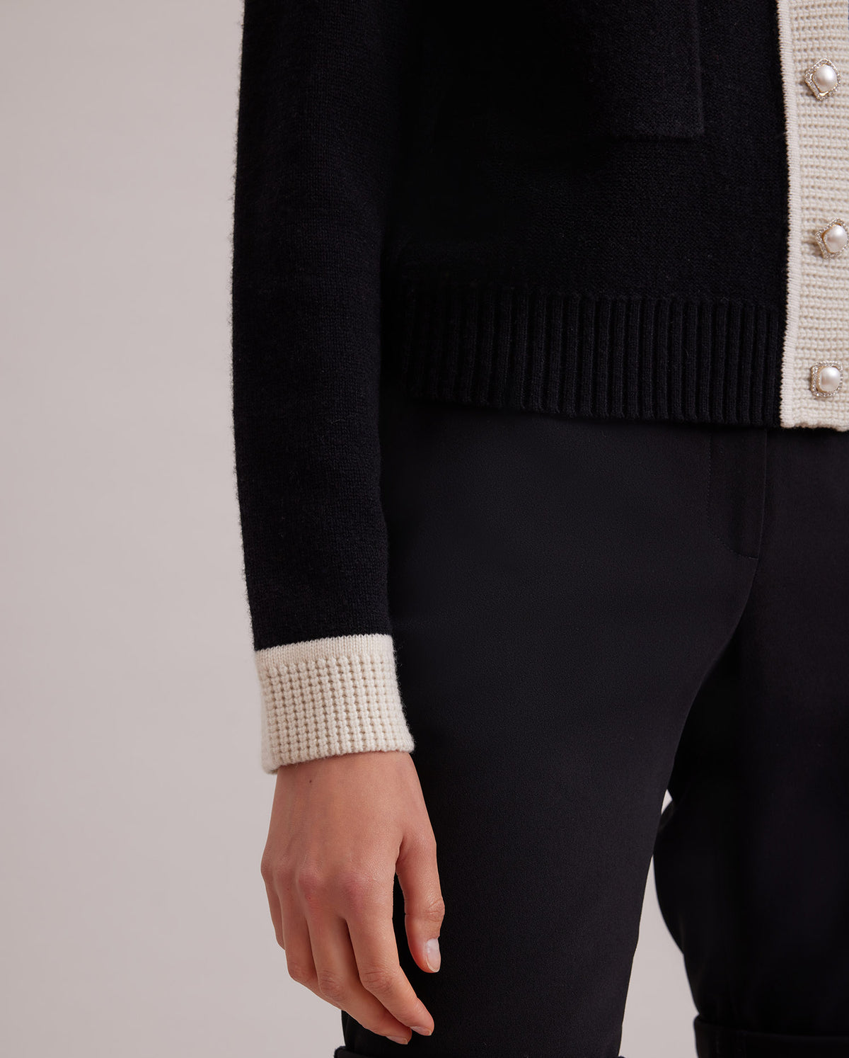 Black / Cardigan Script