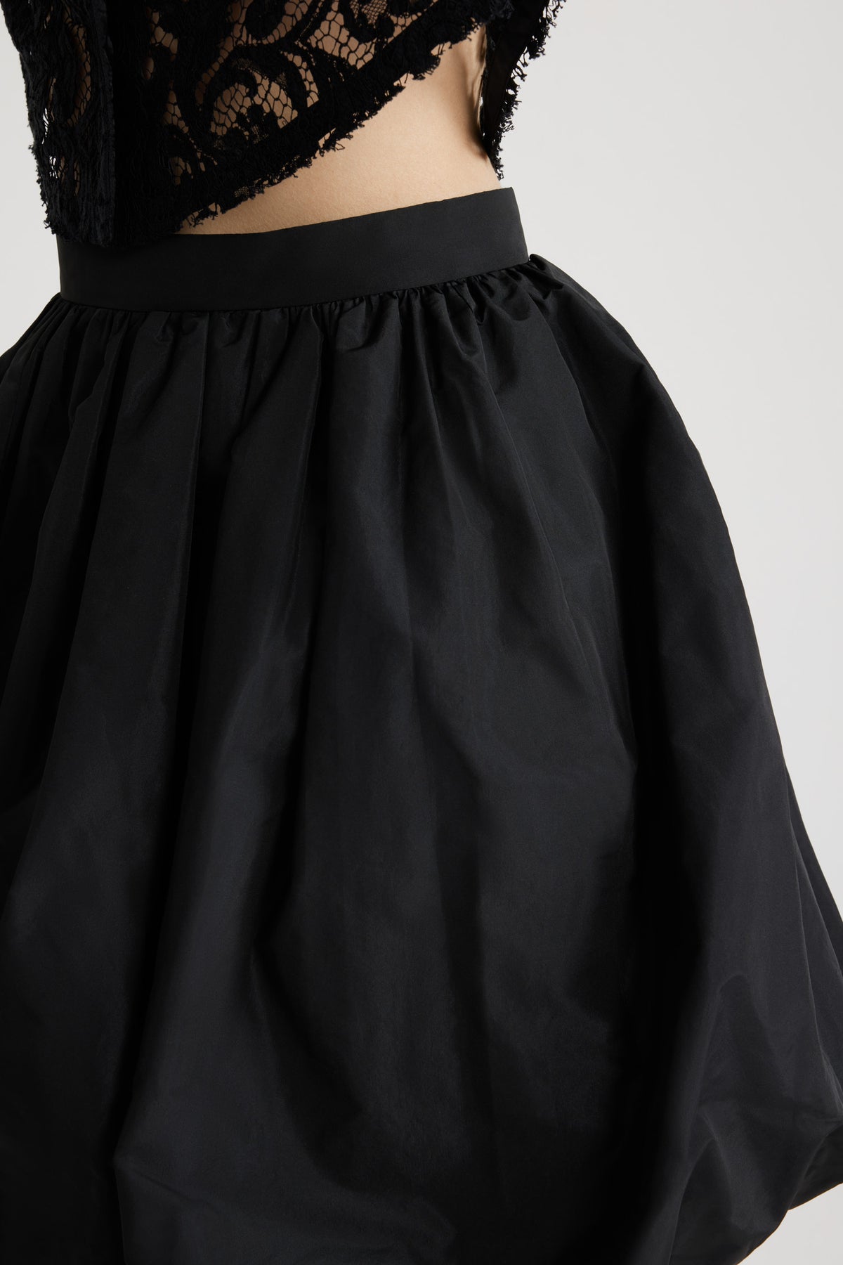 Black / Jupe boule en faille recyclée