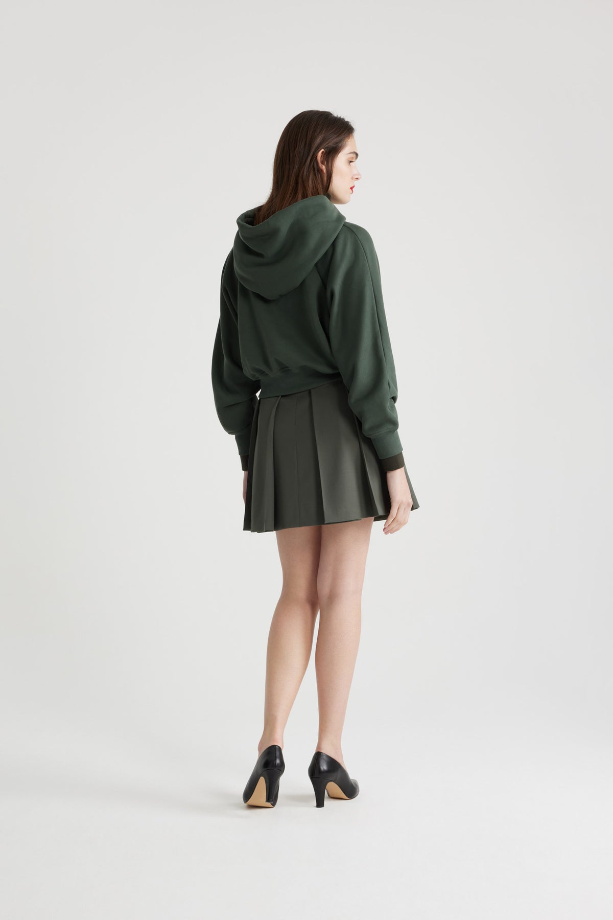 Khaki / Mini jupe plissée en laine technique éco-responsable