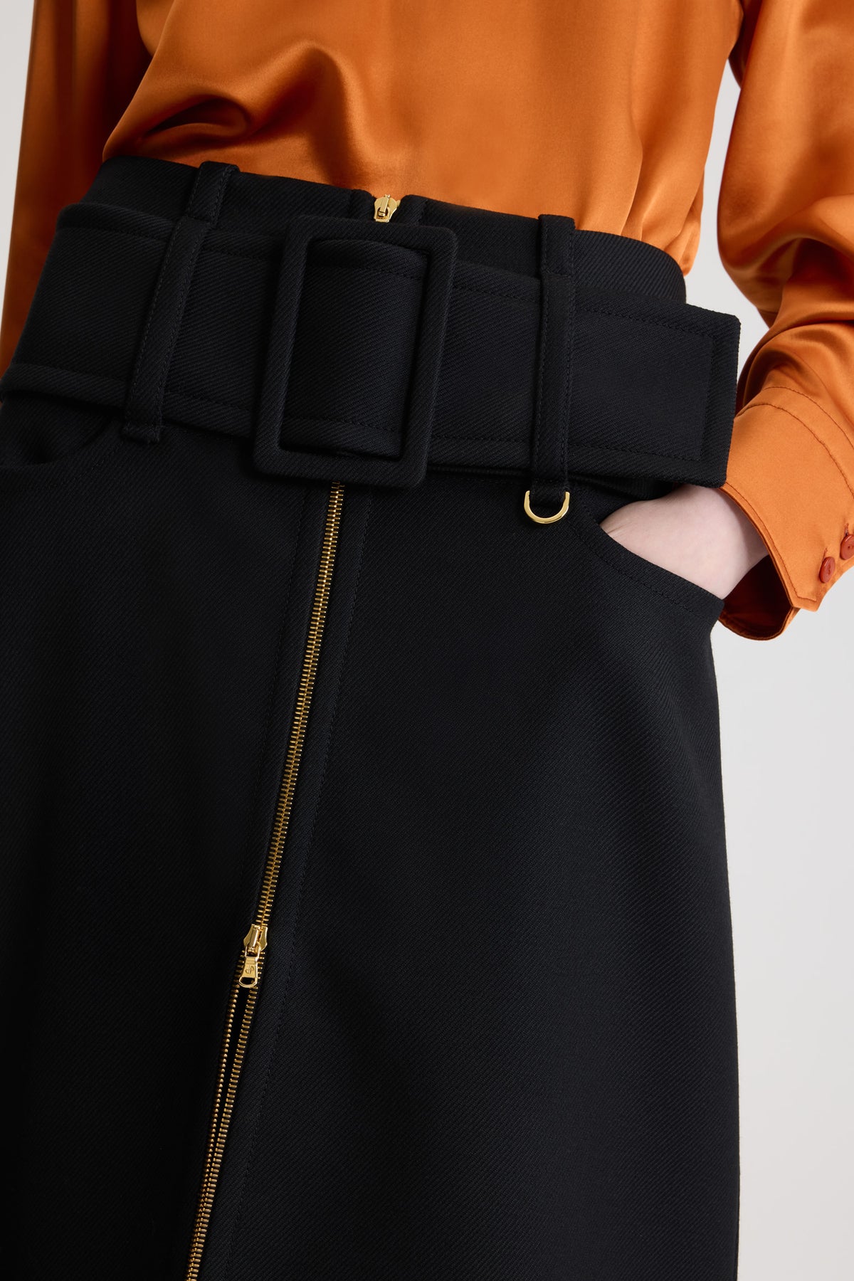 Black / Jupe midi ceinturée zippée à l’avant en laine