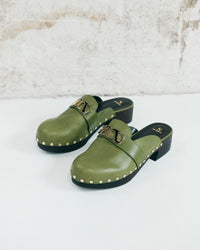 4qty DÉJÀ VU 220€ / Sabots Heidi cloutés 40 en cuir - Green