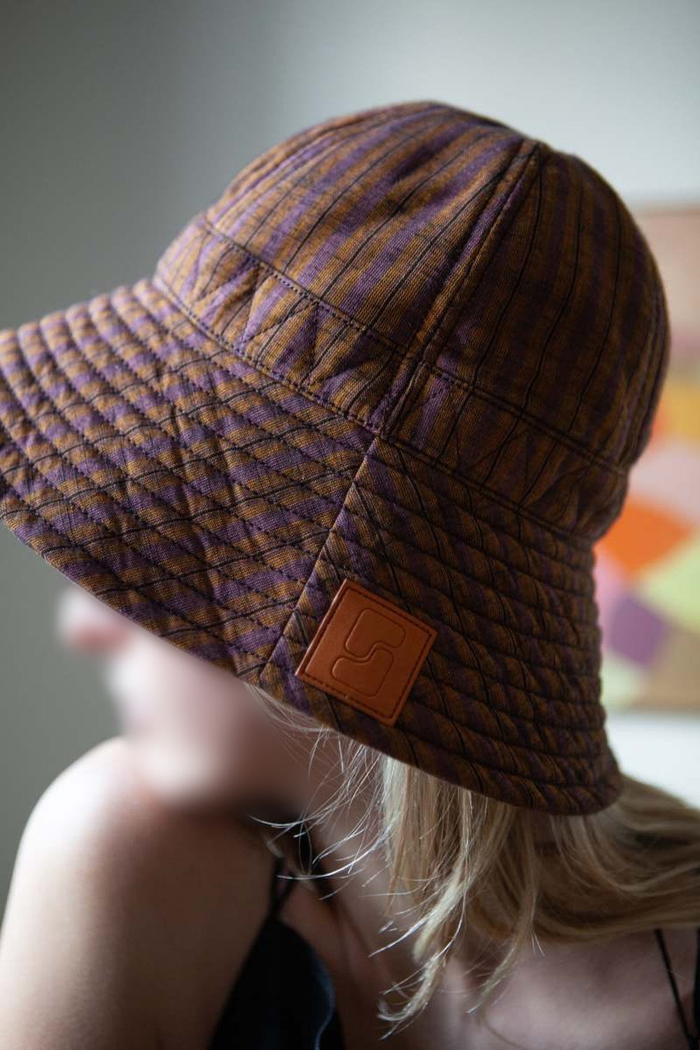 VIOLET/ORANGE CHAPEAU TORNADE