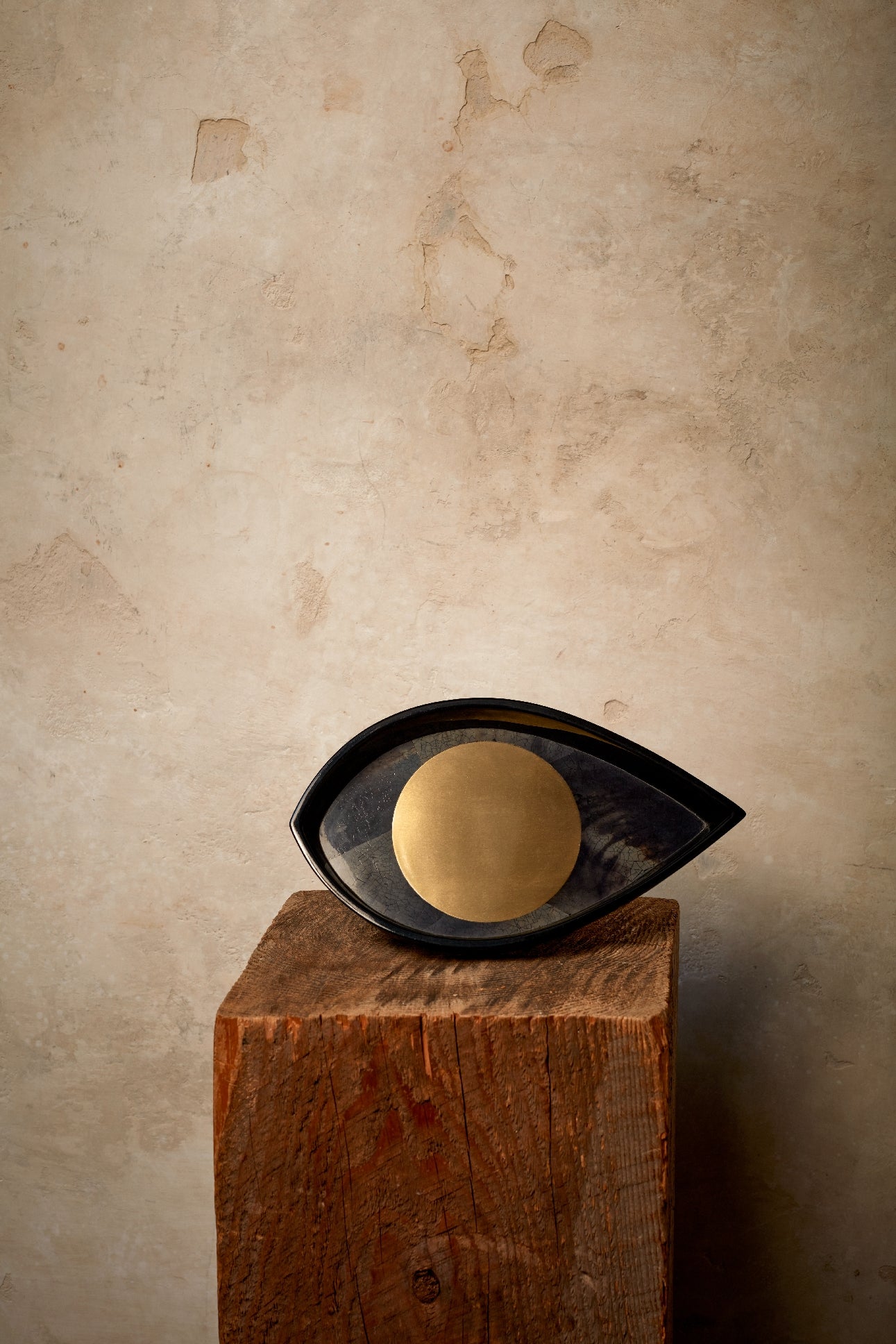 Plateau Kelly Behun Wide Eye en or, laiton et coquillages - Black & Gold