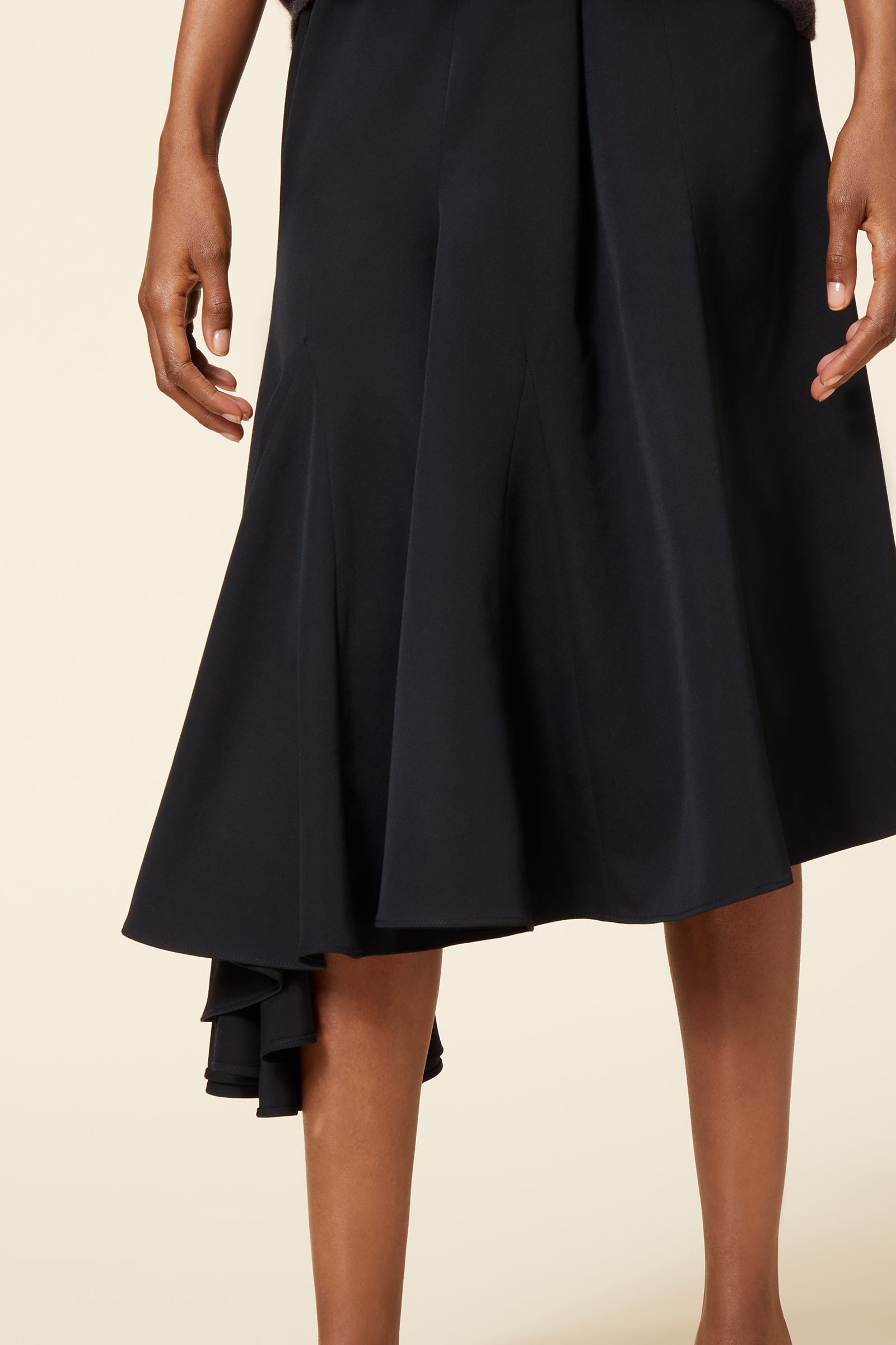 Black / GODET SKIRT