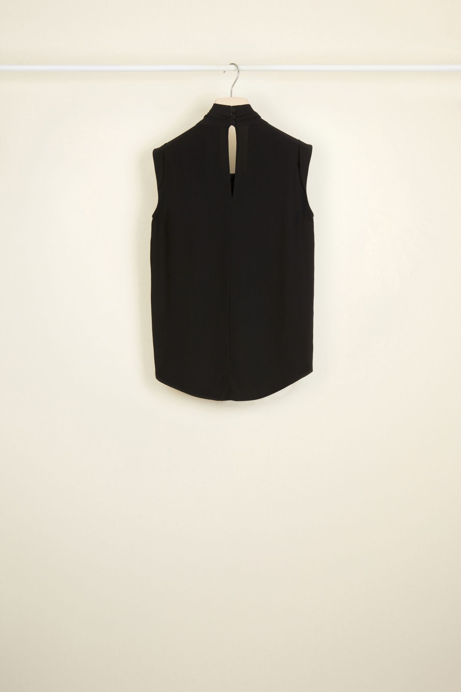 Sleeveless silk lavaliere top - Black