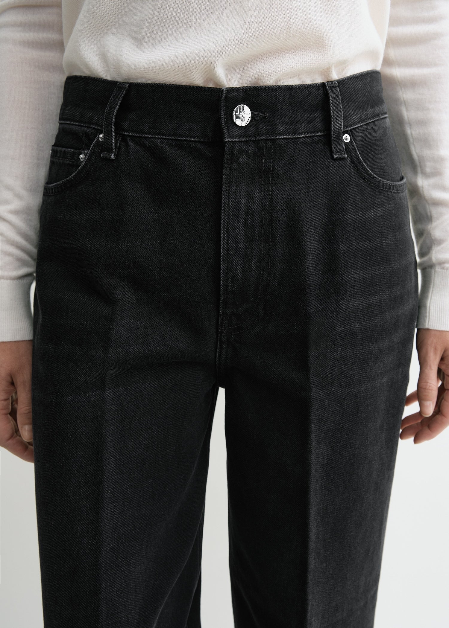 WIDE TAPERED LEG DENIM