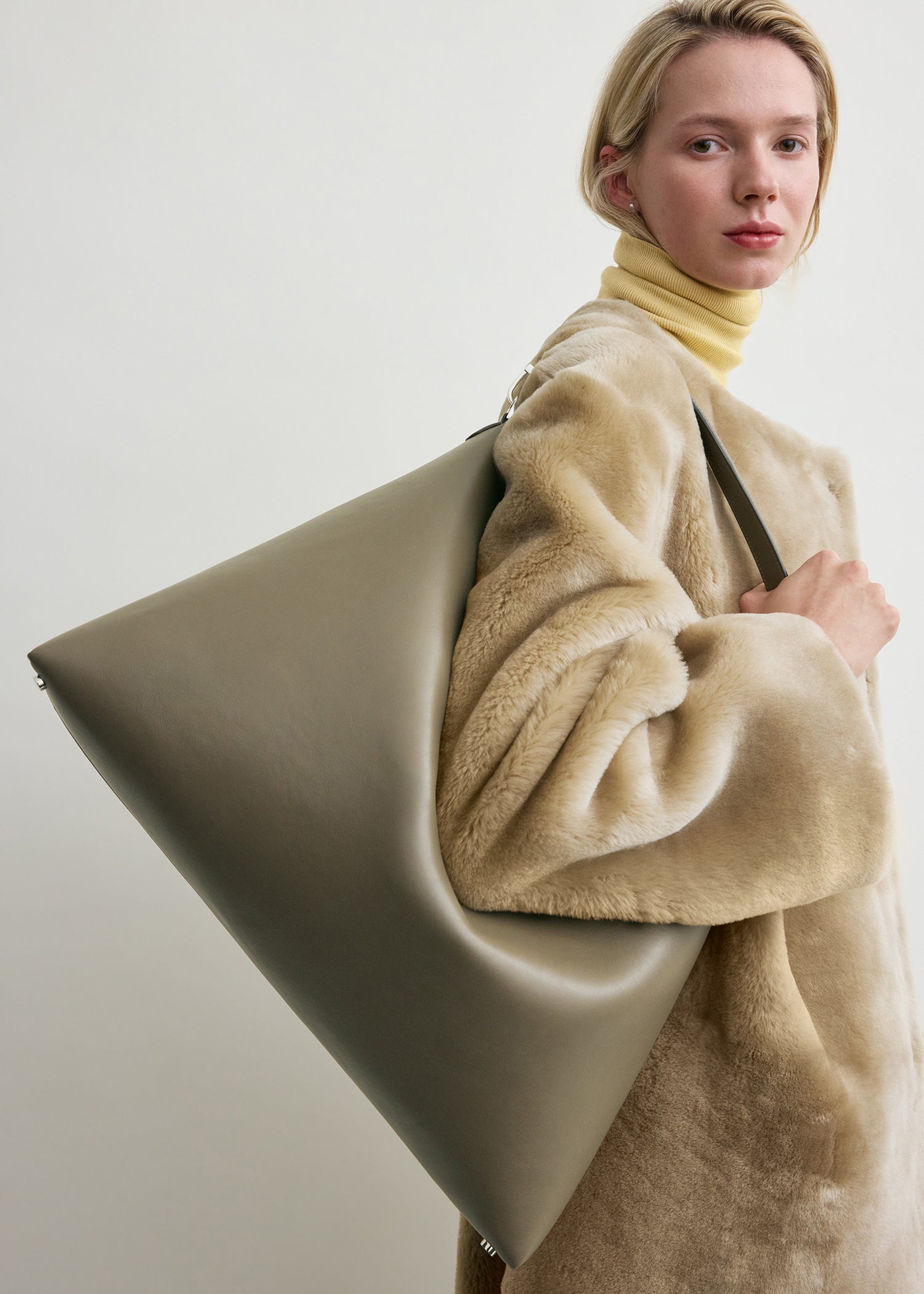 BEVEL LEATHER BAG