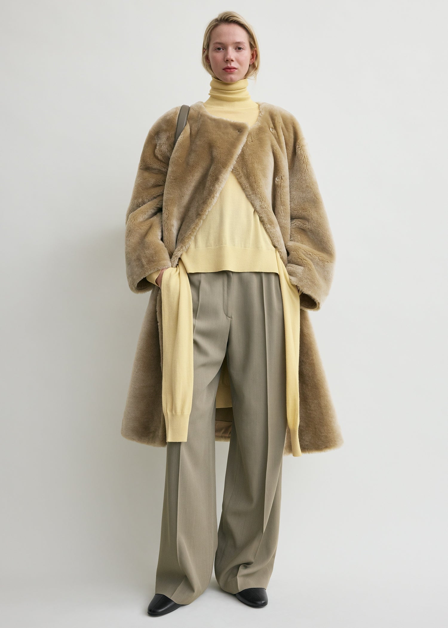 COLLARLESS SHEARLING COAT