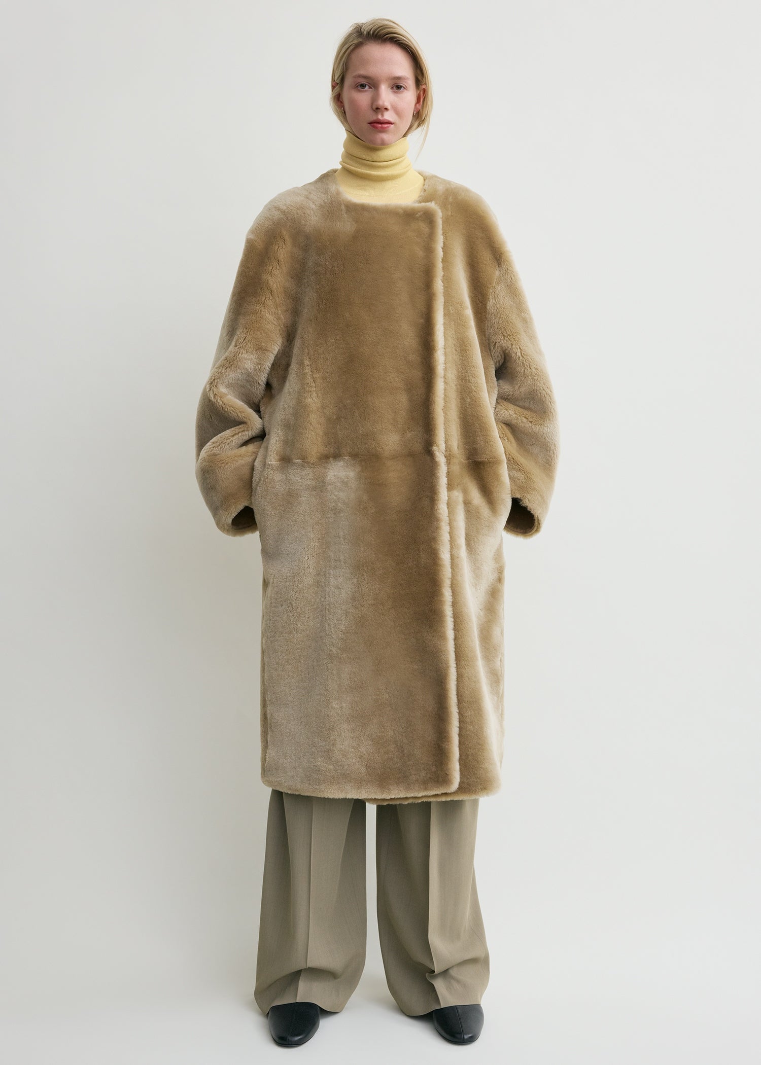 COLLARLESS SHEARLING COAT