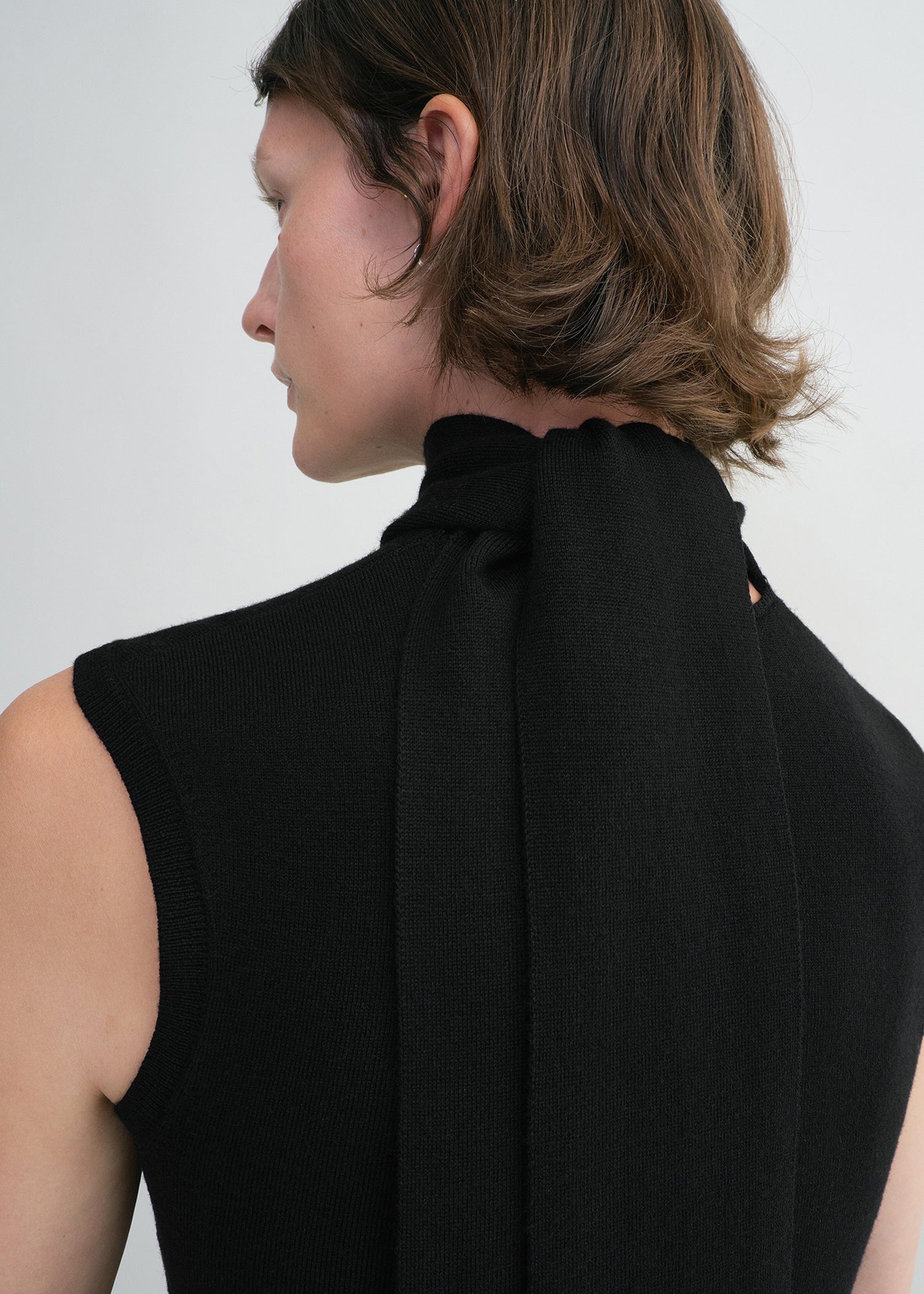 SLEEVELESS SCARF KNIT